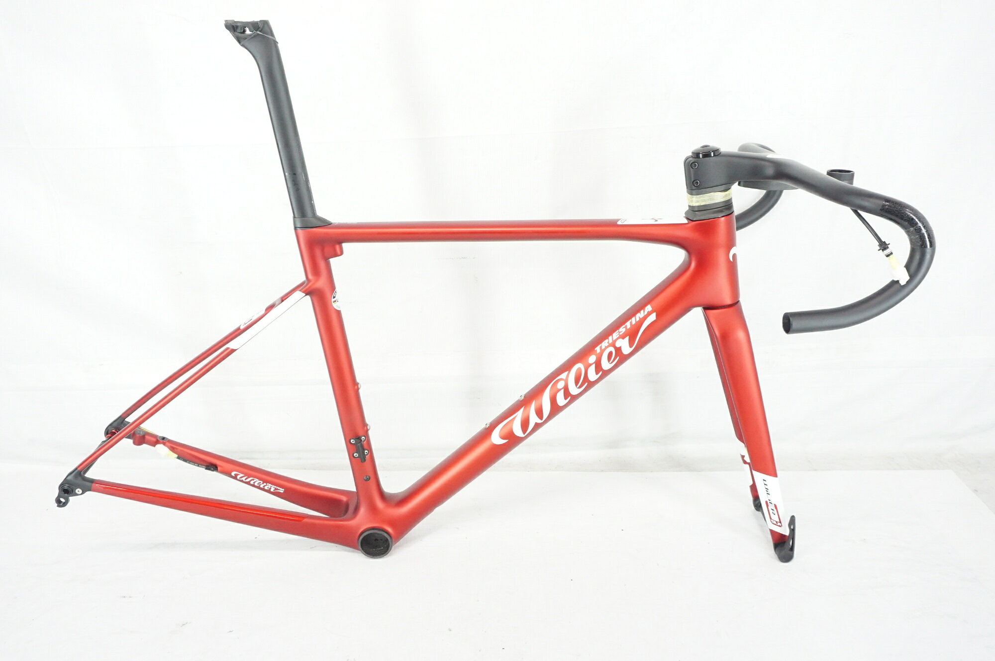 ■商品情報サイズ：Sトップ長(C-C)：約526mm (実測値)シート長(C-T)：約460mm (実測値)適応身長：約162-172cm (目安)重量：約1840kgフレーム：カーボンフォーク：カーボンジャンル：ロードバイクコラム長：約190mm エンド幅 F：100mmエンド幅 R：142mm対応ブレーキ：DISCホイールサイズ：700CBB規格：BB86その他付属品：純正ハンドル(掲載されている画像の物が全てになります)■状態使用に伴うキズやヨゴレがございますが、全体的に使用感は少なく状態良好です。※掲載画像以外にもキズや汚れはございますが、写真の掲載可能枚数の都合上、目立つ箇所を優先的に抜粋しております。 ■注意事項【在庫について】 在庫管理は細心の注意を払い行なっておりますが、システムの都合により在庫有と表記の商品につきましても、実在庫の反映との時間差により在庫が無い場合がございます。弊社はそれに伴う全てにおいて一切の責任は負いかねます事、何卒ご了承くださいませ。ご注文頂きました商品のご用意が出来かねました場合は、お電話とメールにてキャンセルご承諾お願いのご連絡をさせて頂きます。【掲載画像について】撮影方法やお客様の閲覧環境により、実際の商品とは違った色の見え方となる場合がございます。上記理由による返品、変更、キャンセルは一切お受け致しかねますまたシステム等の不備により、商品ページに別商品が含まれている、別カラー・仕様が掲載されている、商品情報に誤表記がある場合がございますご不明点がございましたら必ずご注文前にお問い合わせくださいませ。