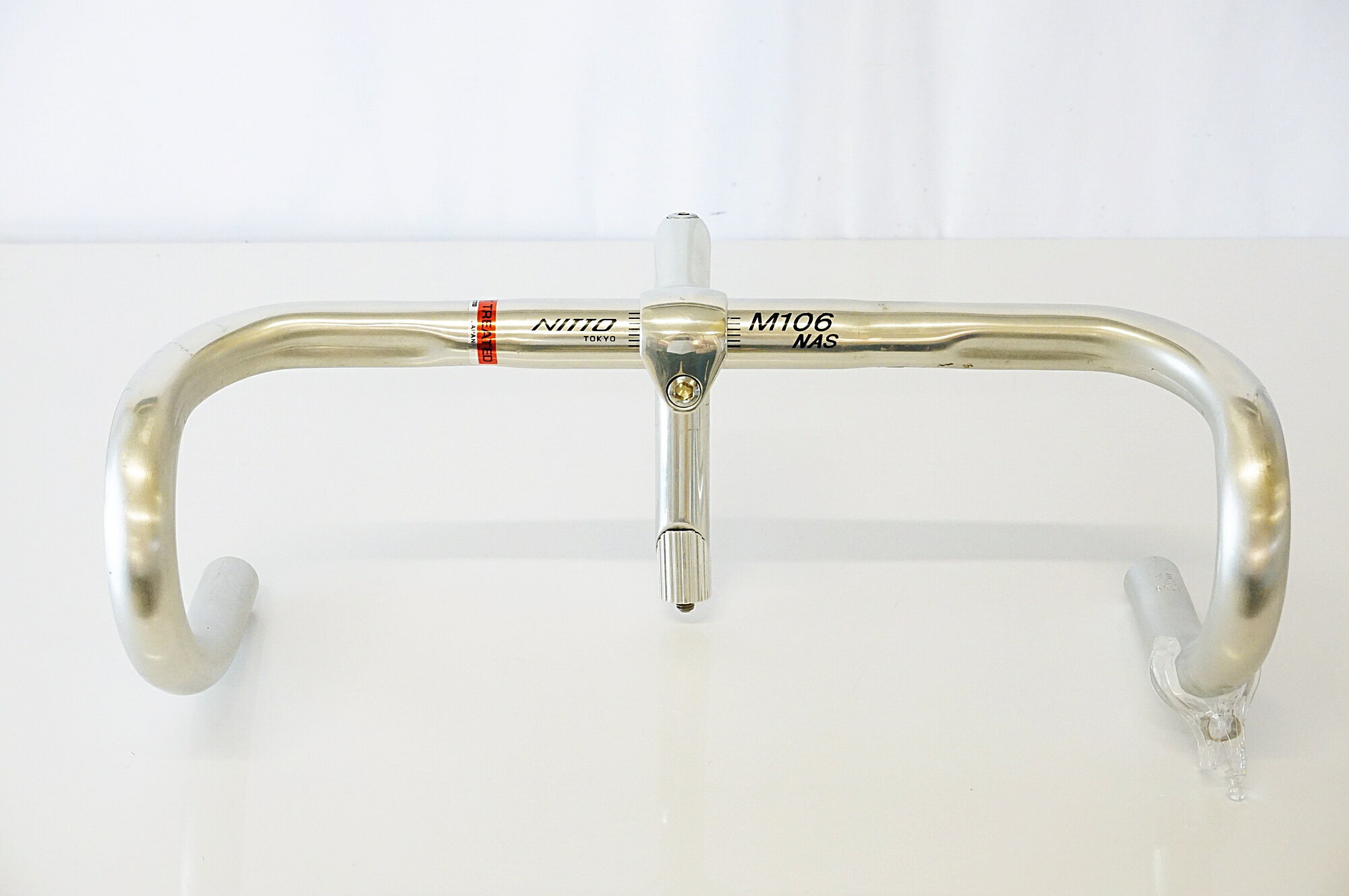 ■商品情報 【ハンドル】 ・380mm 【ステム】 ・φ26.0 ・70mm ■状態 ・使用に伴う小キズ、ヨゴレがございます。 ・掲載画像以外にも細かい傷や多少の汚れがございます。 【付属品】 ※画像に掲載している物で全てでございます。 ※画像にないものは欠品となりますためご注意ください。 ■注意事項【在庫について】 在庫管理は細心の注意を払い行なっておりますが、システムの都合により在庫有と表記の商品につきましても、実在庫の反映との時間差により在庫が無い場合がございます。弊社はそれに伴う全てにおいて一切の責任は負いかねます事、何卒ご了承くださいませ。ご注文頂きました商品のご用意が出来かねました場合は、お電話とメールにてキャンセルご承諾お願いのご連絡をさせて頂きます。【掲載画像について】撮影方法やお客様の閲覧環境により、実際の商品とは違った色の見え方となる場合がございます。上記理由による返品、変更、キャンセルは一切お受け致しかねますまたシステム等の不備により、商品ページに別商品が含まれている、別カラー・仕様が掲載されている、商品情報に誤表記がある場合がございますご不明点がございましたら必ずご注文前にお問い合わせくださいませ。