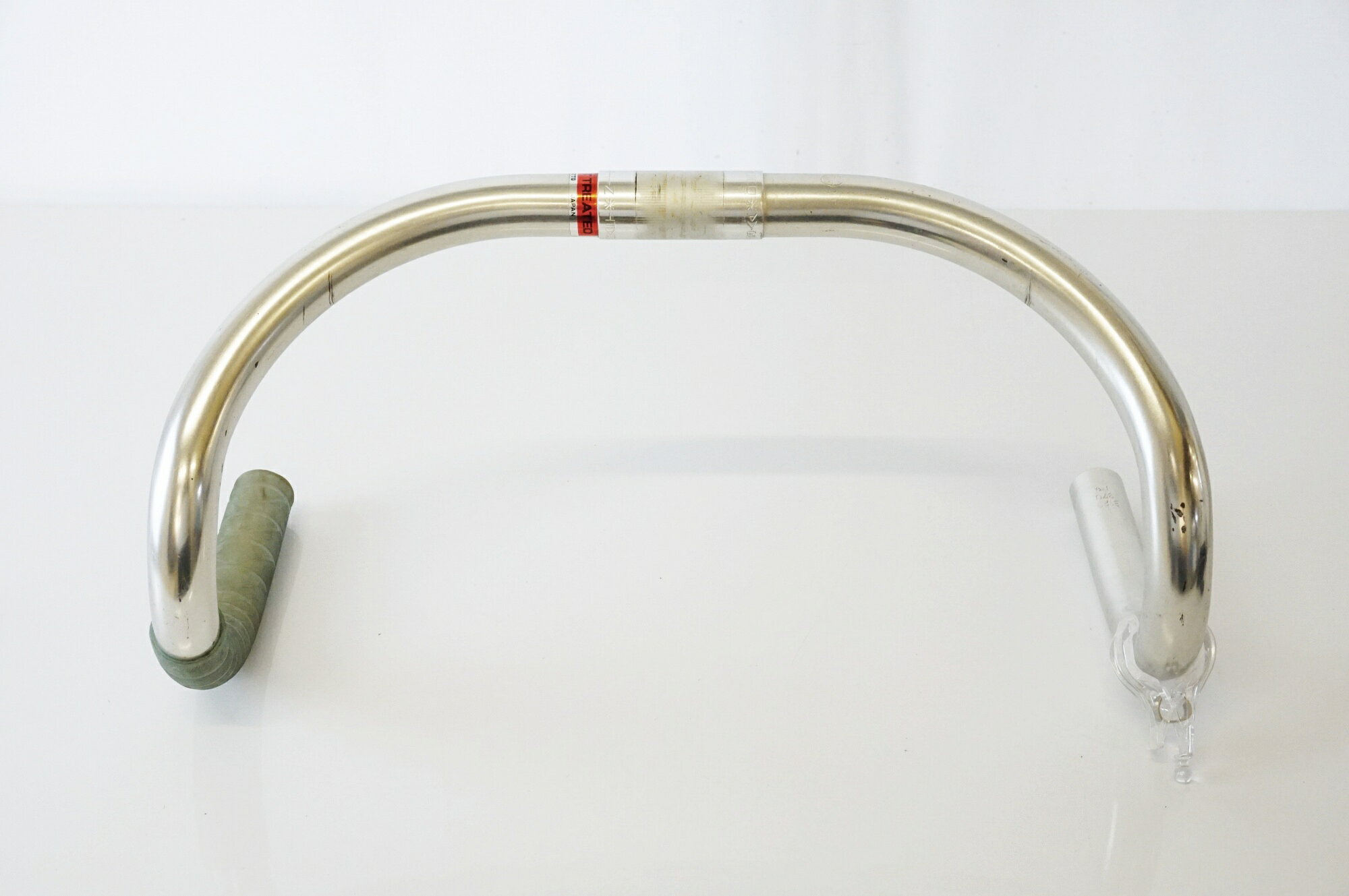 ■商品情報 ・φ25.4 ・370mm ■状態 ・使用に伴う小キズ、ヨゴレがございます。 ・掲載画像以外にも細かい傷や多少の汚れがございます。 【付属品】 ※画像に掲載している物で全てでございます。 ※画像にないものは欠品となりますためご注意ください。 ■注意事項【在庫について】 在庫管理は細心の注意を払い行なっておりますが、システムの都合により在庫有と表記の商品につきましても、実在庫の反映との時間差により在庫が無い場合がございます。弊社はそれに伴う全てにおいて一切の責任は負いかねます事、何卒ご了承くださいませ。ご注文頂きました商品のご用意が出来かねました場合は、お電話とメールにてキャンセルご承諾お願いのご連絡をさせて頂きます。【掲載画像について】撮影方法やお客様の閲覧環境により、実際の商品とは違った色の見え方となる場合がございます。上記理由による返品、変更、キャンセルは一切お受け致しかねますまたシステム等の不備により、商品ページに別商品が含まれている、別カラー・仕様が掲載されている、商品情報に誤表記がある場合がございますご不明点がございましたら必ずご注文前にお問い合わせくださいませ。