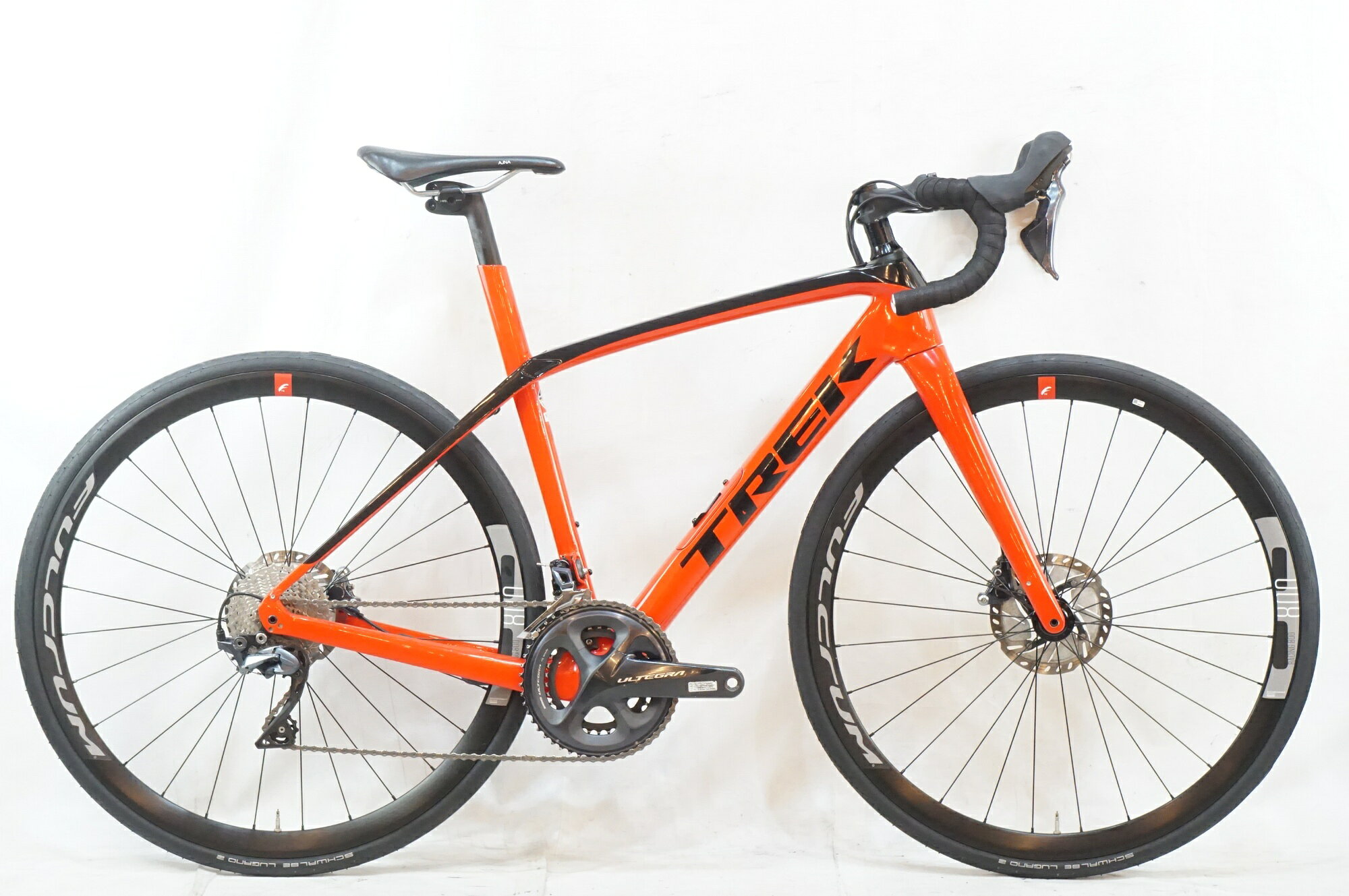 ■商品情報 メーカーサイズ:50 シートチューブ(C-T):450mm トップチューブ(C-C):519mm(ホリゾンタル換算) 適応身長:161-166cm(目安) 重量:約9.5kg フレーム材質:カーボン フロントフォーク:カーボン メインコンポ:SHIMANO ULTEGRA R8020 クランク:50-34T 170mm スプロケット:11-34T シートポスト:専用 ハンドル:400mm ステム:80mm ペダル 付属:なし ホイール:FULCRUM RACING 800 DB タイヤ:700x28c 変速段数:2x11 付属品:なし ■状態 使用に伴うキズ、ヨゴレ等がございます。 リアエンド左側付近に塗装欠けがございます。 ISOSPEED用ヘッドパーツにクリア浮きがございます。■配送方法 ※アートセッティングデリバリー家財おまかせ便での配送となります。 ■注意事項【在庫について】 在庫管理は細心の注意を払い行なっておりますが、システムの都合により在庫有と表記の商品につきましても、実在庫の反映との時間差により在庫が無い場合がございます。弊社はそれに伴う全てにおいて一切の責任は負いかねます事、何卒ご了承くださいませ。ご注文頂きました商品のご用意が出来かねました場合は、お電話とメールにてキャンセルご承諾お願いのご連絡をさせて頂きます。【掲載画像について】撮影方法やお客様の閲覧環境により、実際の商品とは違った色の見え方となる場合がございます。上記理由による返品、変更、キャンセルは一切お受け致しかねますまたシステム等の不備により、商品ページに別商品が含まれている、別カラー・仕様が掲載されている、商品情報に誤表記がある場合がございますご不明点がございましたら必ずご注文前にお問い合わせくださいませ。