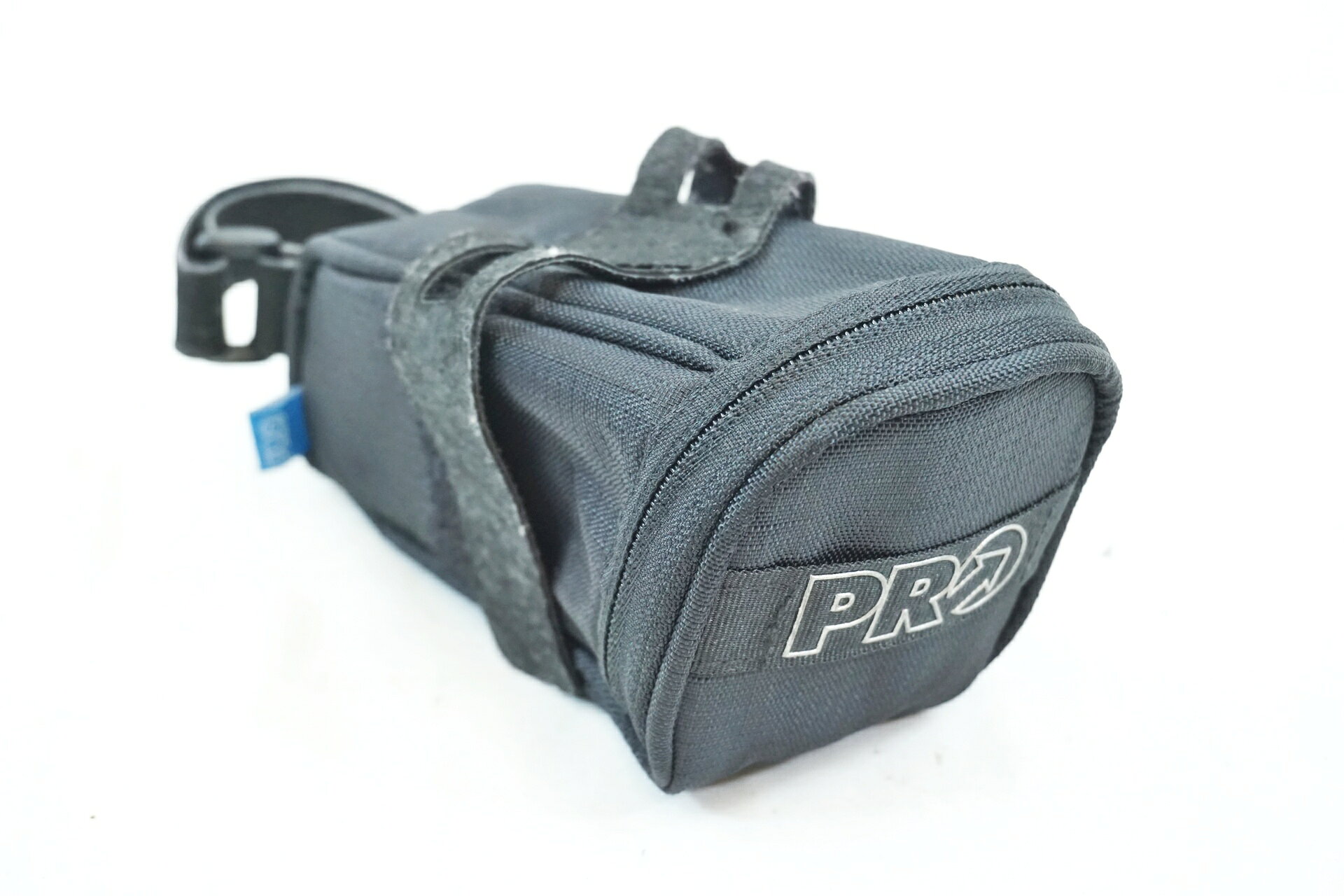 ■商品情報・SHIMANO PRO ・サドルバッグ・サイズ縦：80mm 横：160mm 高さ：80mm(実測値)・重量：72g■状態・使用に伴う傷や汚れがございます。・マジックテープ表側に劣化やほつれが見受けられます。・マジックテープ裏側には問題なくご使用いただけます。・破れや目立つ傷はございません。■付属品・なし※画像に掲載している物で全てでございます。※掲載画像以外にもキズや汚れはございますが、写真の掲載可能枚数の都合上、目立つ箇所を優先的に抜粋しております。 ■注意事項【在庫について】 在庫管理は細心の注意を払い行なっておりますが、システムの都合により在庫有と表記の商品につきましても、実在庫の反映との時間差により在庫が無い場合がございます。弊社はそれに伴う全てにおいて一切の責任は負いかねます事、何卒ご了承くださいませ。ご注文頂きました商品のご用意が出来かねました場合は、お電話とメールにてキャンセルご承諾お願いのご連絡をさせて頂きます。【掲載画像について】撮影方法やお客様の閲覧環境により、実際の商品とは違った色の見え方となる場合がございます。上記理由による返品、変更、キャンセルは一切お受け致しかねますまたシステム等の不備により、商品ページに別商品が含まれている、別カラー・仕様が掲載されている、商品情報に誤表記がある場合がございますご不明点がございましたら必ずご注文前にお問い合わせくださいませ。