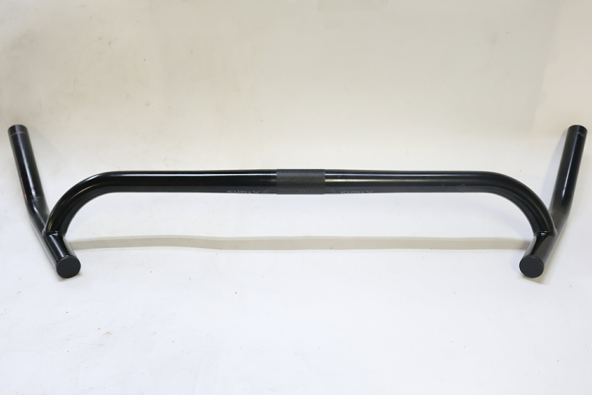 ■商品情報クランプ径：25.4mm(31.8mm用のシム付属)幅：500mm素材：クロモリ■状態使用に伴う傷や汚れがございます。■付属品付属品につきましては画像にあるものが全てです。 ■注意事項【在庫について】 在庫管理は細心の注意を払い行なっておりますが、システムの都合により在庫有と表記の商品につきましても、実在庫の反映との時間差により在庫が無い場合がございます。弊社はそれに伴う全てにおいて一切の責任は負いかねます事、何卒ご了承くださいませ。ご注文頂きました商品のご用意が出来かねました場合は、お電話とメールにてキャンセルご承諾お願いのご連絡をさせて頂きます。【掲載画像について】撮影方法やお客様の閲覧環境により、実際の商品とは違った色の見え方となる場合がございます。上記理由による返品、変更、キャンセルは一切お受け致しかねますまたシステム等の不備により、商品ページに別商品が含まれている、別カラー・仕様が掲載されている、商品情報に誤表記がある場合がございますご不明点がございましたら必ずご注文前にお問い合わせくださいませ。