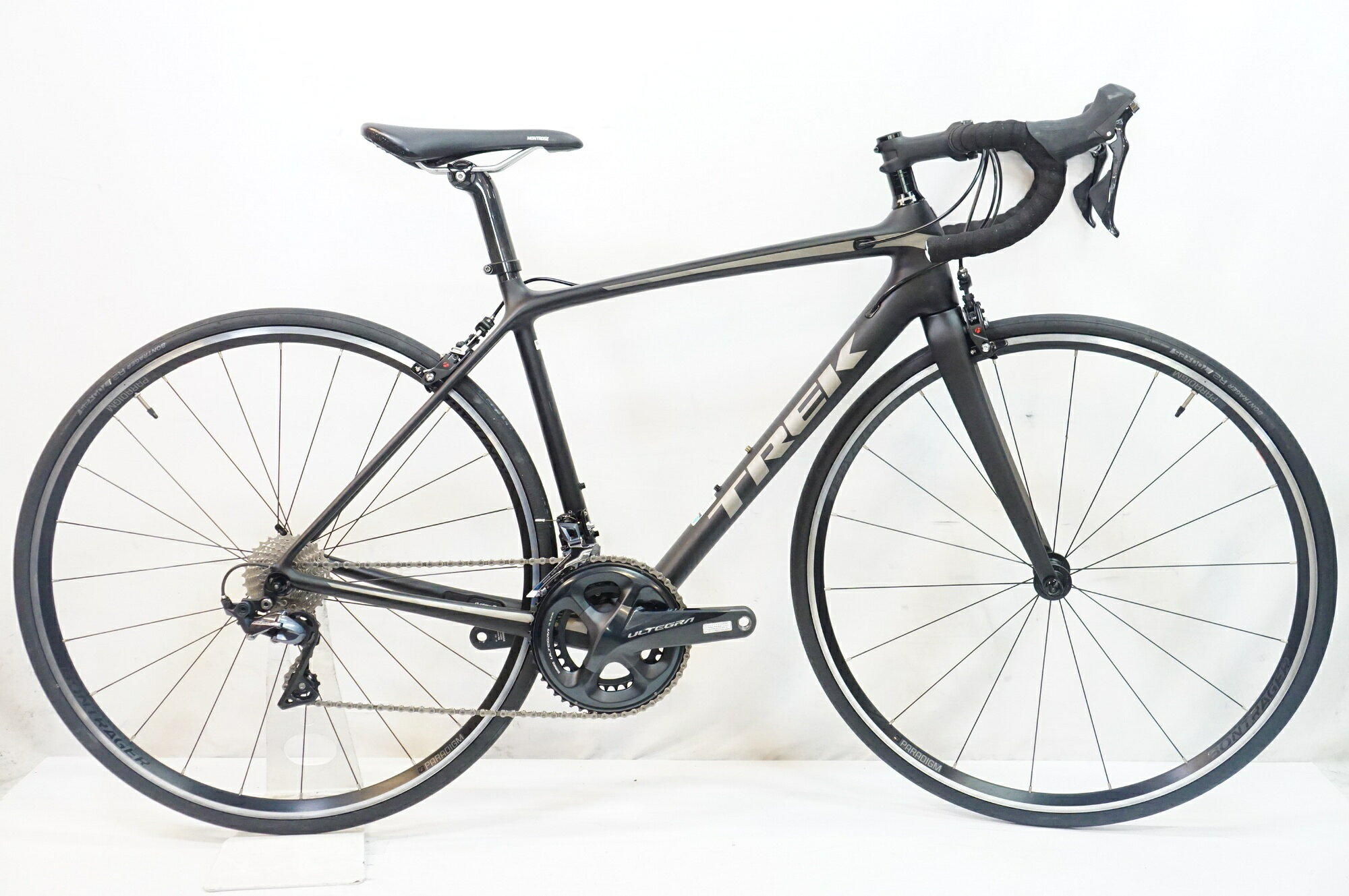 ■商品情報 サイズ: 52 シートチューブ(C-T): 493mm トップチューブ(C-C): 534mm(水平換算) 適応身長: 約166-172cm(目安) 重量: 約7.5kg フレーム/フォーク: カーボン メインコンポ: SHIMANO ULTEGRA R8000 (レバー、FD、RD、クランク(50-34T 170mm)、スプロケ(11-28T)) ブレーキ: BONTRAGER SPEED STOP ハンドル/ステム: 純正 BONTRAGER 400/90mm サドル/ホイール: 純正 BONTRAGER タイヤ: 700x25c 変速段数: 2x11 付属品: なし(ペダル付属なし) ■状態 若干の小傷はございますが、全体的な使用感は少なく、保管状態も良好に見受けられます。 ボトル台座ボルト日焼け小、RDとクランク先端に小傷がございます。 バーテープを新品に交換済みです。 サドル高は、シートチューブと平行に実測し、BB～サドル面: 約655～715mmにて調整可能です。■配送方法 ※アートセッティングデリバリー家財おまかせ便での配送となります。 ■注意事項【在庫について】 在庫管理は細心の注意を払い行なっておりますが、システムの都合により在庫有と表記の商品につきましても、実在庫の反映との時間差により在庫が無い場合がございます。弊社はそれに伴う全てにおいて一切の責任は負いかねます事、何卒ご了承くださいませ。ご注文頂きました商品のご用意が出来かねました場合は、お電話とメールにてキャンセルご承諾お願いのご連絡をさせて頂きます。【掲載画像について】撮影方法やお客様の閲覧環境により、実際の商品とは違った色の見え方となる場合がございます。上記理由による返品、変更、キャンセルは一切お受け致しかねますまたシステム等の不備により、商品ページに別商品が含まれている、別カラー・仕様が掲載されている、商品情報に誤表記がある場合がございますご不明点がございましたら必ずご注文前にお問い合わせくださいませ。