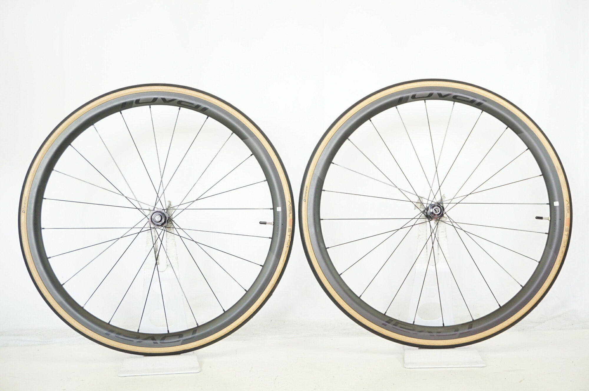 ■商品情報 サイズ：700C リム内幅：約21mm リムタイプ：CL ブレーキタイプ：ディスクブレーキ フリータイプ：SHIMANO 11s (ROAD 12s) 重量 F：約980g (画像の状態の実測値) 重量 R：約1130g (画像の状態の実測値) エンド幅 F：12x100mm エンド幅 R：12x142m その他付属品：なし (画像に掲載しているものが全てになります。) ■状態 ・使用に伴う傷、汚れ等がございます。 ・0.5-1.0mm程度の若干の振れがございます。 ・ハブの回転に目立つゴリ感やガタつきはございません。 ・中古商品のため、タイヤの状態は保証外です。リム保護の為の緩衝材とお考えください。 ■注意事項【在庫について】 在庫管理は細心の注意を払い行なっておりますが、システムの都合により在庫有と表記の商品につきましても、実在庫の反映との時間差により在庫が無い場合がございます。弊社はそれに伴う全てにおいて一切の責任は負いかねます事、何卒ご了承くださいませ。ご注文頂きました商品のご用意が出来かねました場合は、お電話とメールにてキャンセルご承諾お願いのご連絡をさせて頂きます。【掲載画像について】撮影方法やお客様の閲覧環境により、実際の商品とは違った色の見え方となる場合がございます。上記理由による返品、変更、キャンセルは一切お受け致しかねますまたシステム等の不備により、商品ページに別商品が含まれている、別カラー・仕様が掲載されている、商品情報に誤表記がある場合がございますご不明点がございましたら必ずご注文前にお問い合わせくださいませ。