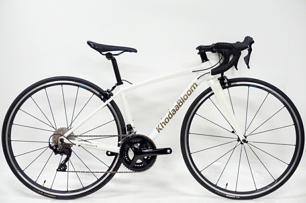 ■商品情報 メーカーサイズ:395 シートチューブ(C-T): 395mm トップチューブ(C-C):495mm(ホリゾンタル換算) 適応身長:145-160cm(目安) 重量:約9.1kg フレーム材質:アルミ フロントフォーク:カーボン レバー:SHIMANO 105 R7000 フロントディレイラー:SHIMANO 105 R7000 リアディレイラー:SHIMANO 105 R7000 ブレーキ:SHIMANO 105 R7000 クランク:SHIMANO 50-34T 165mm スプロケット:SHIMANO 11-32T シートポスト:純正 ハンドル:純正 360mm ステム:SHIMANO PRO 推定75mm サドル:純正 ホイール:SHIMANO WH-RS300 タイヤ:700x25C 変速段数:2x11 付属品:なし(ペダル付属なし) ■状態 使用に伴うキズやヨゴレ、若干の錆等ございますが、比較的状態良好です。 基本的な変速等は問題なく、バーテープ、チェーンは新品に交換済みで快適にお乗りいただける状態です。 ■注意事項【在庫について】 在庫管理は細心の注意を払い行なっておりますが、システムの都合により在庫有と表記の商品につきましても、実在庫の反映との時間差により在庫が無い場合がございます。弊社はそれに伴う全てにおいて一切の責任は負いかねます事、何卒ご了承くださいませ。ご注文頂きました商品のご用意が出来かねました場合は、お電話とメールにてキャンセルご承諾お願いのご連絡をさせて頂きます。【掲載画像について】撮影方法やお客様の閲覧環境により、実際の商品とは違った色の見え方となる場合がございます。上記理由による返品、変更、キャンセルは一切お受け致しかねますまたシステム等の不備により、商品ページに別商品が含まれている、別カラー・仕様が掲載されている、商品情報に誤表記がある場合がございますご不明点がございましたら必ずご注文前にお問い合わせくださいませ。