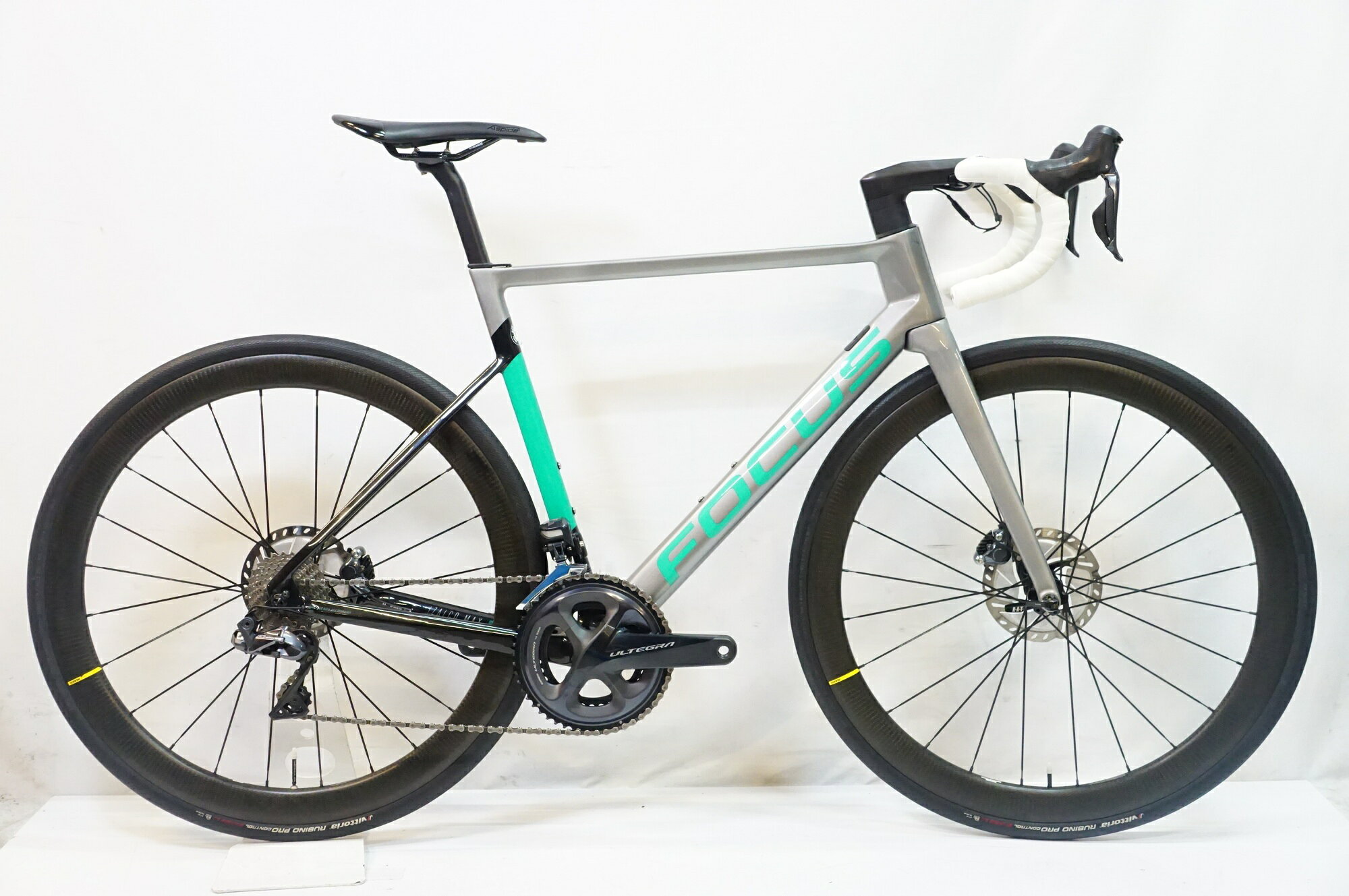■商品情報 メーカーサイズ:L シートチューブ(C-T): 530mm トップチューブ(C-C):564mm(ホリゾンタル換算) 適応身長:180-185cm(目安) 重量:約7.9kg フレーム/フォーク材質:カーボン メインコンポ:SHIMANO ULTEGRA R8000 DI2 クランク:52-36T 172.5mm スプロケット:11-28T シートポスト:専用 ハンドル:ITM X1 420mm ステム:120mm ペダル 付属：なし ホイール:MAVIC COSMIC PRO CARBON UST タイヤ:700x28c 変速段数:2x11 付属品:充電器 ■状態 ・レバーフードが一部破れております。 ・シートチューブに傷がございます。 ・使用に伴う小傷や小さな塗装剥がれが見られますが、全体的に使用感は少なく良好な状態です。 ■注意事項【在庫について】 在庫管理は細心の注意を払い行なっておりますが、システムの都合により在庫有と表記の商品につきましても、実在庫の反映との時間差により在庫が無い場合がございます。弊社はそれに伴う全てにおいて一切の責任は負いかねます事、何卒ご了承くださいませ。ご注文頂きました商品のご用意が出来かねました場合は、お電話とメールにてキャンセルご承諾お願いのご連絡をさせて頂きます。【掲載画像について】撮影方法やお客様の閲覧環境により、実際の商品とは違った色の見え方となる場合がございます。上記理由による返品、変更、キャンセルは一切お受け致しかねますまたシステム等の不備により、商品ページに別商品が含まれている、別カラー・仕様が掲載されている、商品情報に誤表記がある場合がございますご不明点がございましたら必ずご注文前にお問い合わせくださいませ。