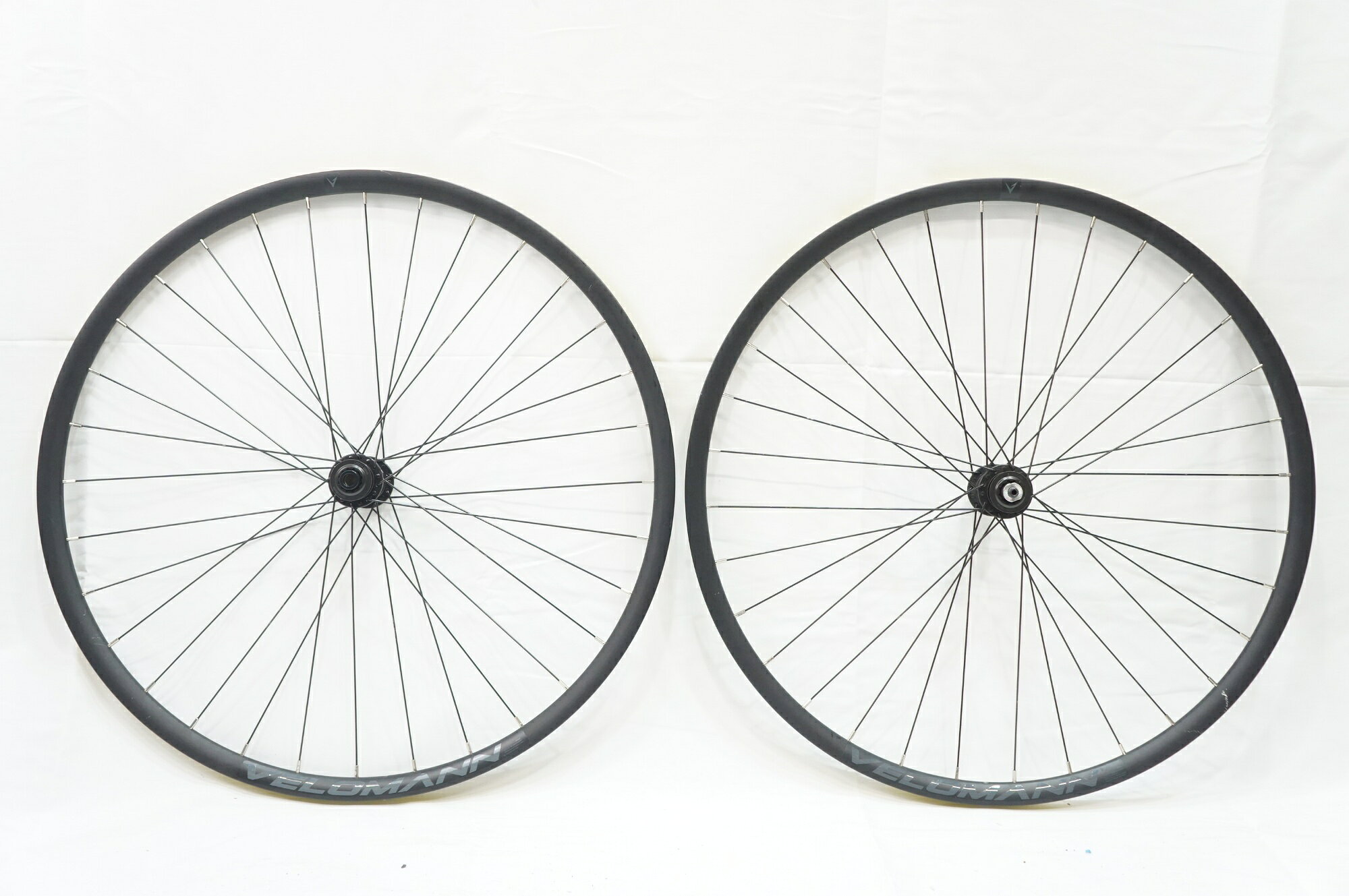 ■商品情報サイズ：700Cリム幅：(内-内)17mmリムタイプ：クリンチャーフリータイプ：SHIMANO / SRAM 11S重量 F：約890g (タイヤなし/DISCローターあり)重量 R：約1150g (タイヤなし/DISCローターあり)エンド幅 F：100mmエンド幅 R：130mmブレーキタイプ：ディスクブレーキ(センターロック)その他付属品：なし■状態使用に伴うキズ、ヨゴレ等がございます。前後共に2-3ミリ程度の振れがございます。各種対応エンドの規格が違う仕様でございます。 フロント：100×12mm スルーアクスル / リア：130mm クイックリリース ■注意事項【在庫について】 在庫管理は細心の注意を払い行なっておりますが、システムの都合により在庫有と表記の商品につきましても、実在庫の反映との時間差により在庫が無い場合がございます。弊社はそれに伴う全てにおいて一切の責任は負いかねます事、何卒ご了承くださいませ。ご注文頂きました商品のご用意が出来かねました場合は、お電話とメールにてキャンセルご承諾お願いのご連絡をさせて頂きます。【掲載画像について】撮影方法やお客様の閲覧環境により、実際の商品とは違った色の見え方となる場合がございます。上記理由による返品、変更、キャンセルは一切お受け致しかねますまたシステム等の不備により、商品ページに別商品が含まれている、別カラー・仕様が掲載されている、商品情報に誤表記がある場合がございますご不明点がございましたら必ずご注文前にお問い合わせくださいませ。