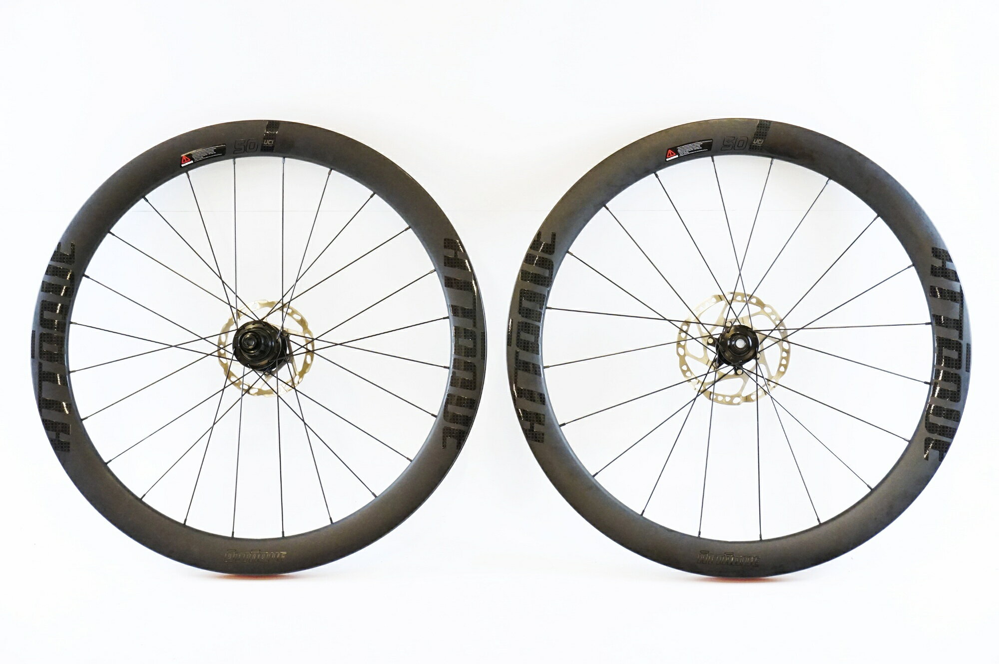 ■商品情報 サイズ：700c リムタイプ：クリンチャー フリータイプ：SHIMANO 11/12速 リムハイト：50mm リム幅：21mm(内幅実測) 重量 F：約850g（ローター込実測） 重量 R：約1050g（ローター込実測） エンド幅 F：100mm(φ12)スルーアクスル エンド幅 R：142mm(φ12)スルーアクスル ブレーキタイプ：ディスクブレーキ(センターロック) ■状態 ・振れ1mm程度です。ハブの回転にガタ/ゴリ感は見られません。 ・掲載画像以外にも細かい傷や多少の汚れがございます。 ■注意事項【在庫について】 在庫管理は細心の注意を払い行なっておりますが、システムの都合により在庫有と表記の商品につきましても、実在庫の反映との時間差により在庫が無い場合がございます。弊社はそれに伴う全てにおいて一切の責任は負いかねます事、何卒ご了承くださいませ。ご注文頂きました商品のご用意が出来かねました場合は、お電話とメールにてキャンセルご承諾お願いのご連絡をさせて頂きます。【掲載画像について】撮影方法やお客様の閲覧環境により、実際の商品とは違った色の見え方となる場合がございます。上記理由による返品、変更、キャンセルは一切お受け致しかねますまたシステム等の不備により、商品ページに別商品が含まれている、別カラー・仕様が掲載されている、商品情報に誤表記がある場合がございますご不明点がございましたら必ずご注文前にお問い合わせくださいませ。