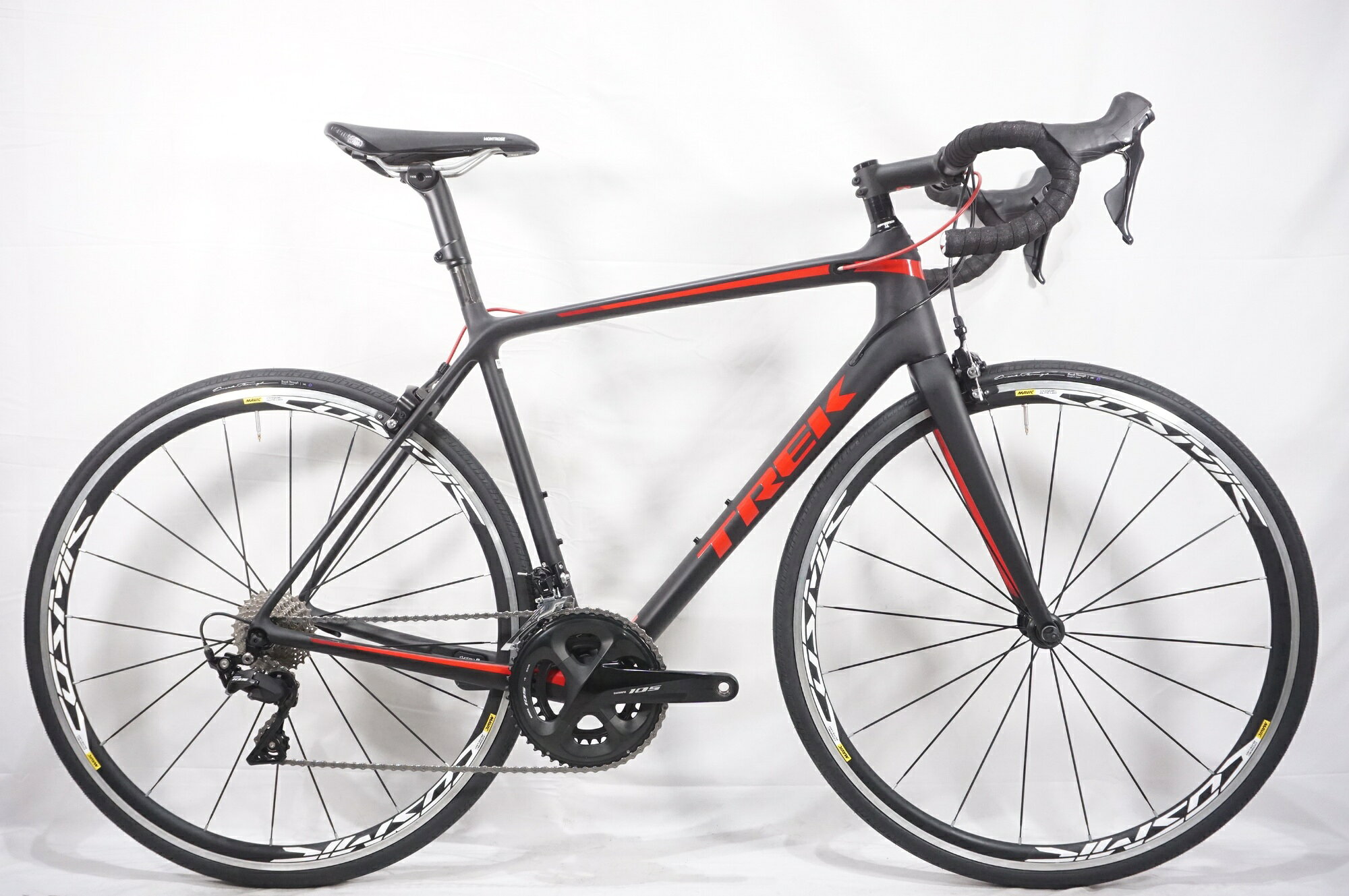 ■商品情報 メーカーサイズ:56 シートチューブ(C-T): 530mm トップチューブ(C-C):560mm(ホリゾンタル換算) 適応身長:175-184cm(目安) 重量:約8.75kg フレーム材質:カーボン フロントフォーク:カーボン レバー:SHIMANO 105 ST-R7000 フロントディレイラー:SHIMANO 105 FD-R7000 リアディレイラー:SHIMANO 105 RD-R7000 ブレーキ:SHIMANO 105 BR-R7000 クランク:SHIMANO 105 FC-R7000 50-34T 172.5mm スプロケット:SHIMANO 105 CS-R7000 11-28T シートポスト:BONTRAGER 専用 ハンドル:BONTRAGER 450mm ステム:BONTRAGER 100mm サドル:BONTRAGER ホイール:MAVIC COSMIC ELITE UST タイヤ:700x28C 変速段数:2x11 付属品:なし(ペダル付属なし) ■状態 使用に伴うキズやヨゴレがございますが、比較的状態良好です。 ボルトなど一部サビのある箇所がございます。 ■配送方法 ※アートセッティングデリバリー家財おまかせ便での配送となります。 ■注意事項【在庫について】 在庫管理は細心の注意を払い行なっておりますが、システムの都合により在庫有と表記の商品につきましても、実在庫の反映との時間差により在庫が無い場合がございます。弊社はそれに伴う全てにおいて一切の責任は負いかねます事、何卒ご了承くださいませ。ご注文頂きました商品のご用意が出来かねました場合は、お電話とメールにてキャンセルご承諾お願いのご連絡をさせて頂きます。【掲載画像について】撮影方法やお客様の閲覧環境により、実際の商品とは違った色の見え方となる場合がございます。上記理由による返品、変更、キャンセルは一切お受け致しかねますまたシステム等の不備により、商品ページに別商品が含まれている、別カラー・仕様が掲載されている、商品情報に誤表記がある場合がございますご不明点がございましたら必ずご注文前にお問い合わせくださいませ。
