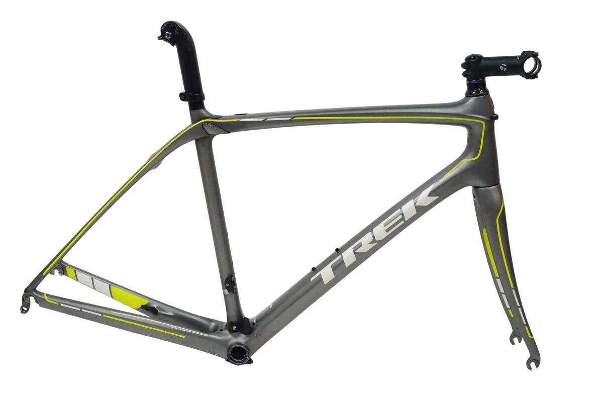 ■商品情報 メーカーサイズ：56 トップチューブ(C-C):550mm(ホリゾンタル換算 実測) 適応身長:173-180cm(目安) 重量：約2030g フレーム材質：カーボン フロントフォーク：カーボン ジャンル：ロード エンド幅 F：100mm エンド幅 R：130mm 対応ブレーキ：リムブレーキ ホイールサイズ：700c シートポスト径：専用 付属品：なし ■状態 全体的に使用による傷や汚れ、塗装剥がれ等があり使用感がある状態です。 BB付近にクラックがあるためジャンク品としております。 グロメットは劣化・欠品がございます。 ■注意事項【在庫について】 在庫管理は細心の注意を払い行なっておりますが、システムの都合により在庫有と表記の商品につきましても、実在庫の反映との時間差により在庫が無い場合がございます。弊社はそれに伴う全てにおいて一切の責任は負いかねます事、何卒ご了承くださいませ。ご注文頂きました商品のご用意が出来かねました場合は、お電話とメールにてキャンセルご承諾お願いのご連絡をさせて頂きます。【掲載画像について】撮影方法やお客様の閲覧環境により、実際の商品とは違った色の見え方となる場合がございます。上記理由による返品、変更、キャンセルは一切お受け致しかねますまたシステム等の不備により、商品ページに別商品が含まれている、別カラー・仕様が掲載されている、商品情報に誤表記がある場合がございますご不明点がございましたら必ずご注文前にお問い合わせくださいませ。