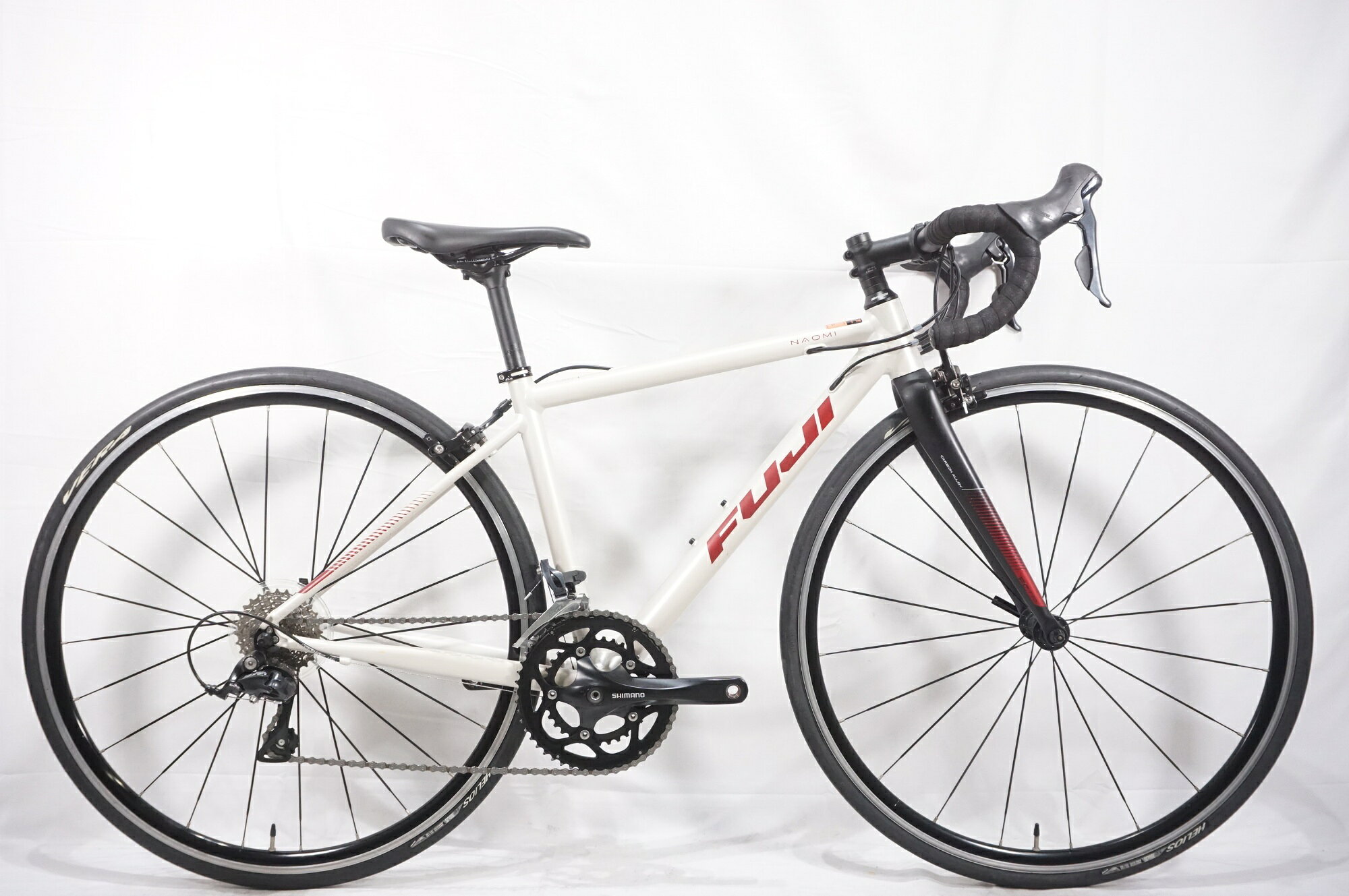 ■商品情報 メーカーサイズ:XXS シートチューブ(C-T):420mm トップチューブ(C-C):490mm(ホリゾンタル換算) 適応身長:150-160cm(目安) 重量:約9.5kg フレーム材質:アルミ フロントフォーク:カーボン レバー:SHIMANO SORA R3000 フロントディレイラー:SHIMANO SORA R3000 リアディレイラー:SHIMANO SORA R3000 ブレーキ:純正 クランク:SHIMANO 50-34T 170mm スプロケット:SHIMANO 11-28T シートポスト:純正 27.2mm ハンドル:純正 380mm ステム:純正 90mm サドル:純正 ホイール:純正 タイヤ:700x25C 変速段数:2x9 付属品:エンド金具(ペダル付属なし) ■状態 使用に伴うキズやヨゴレがございます。 スポークにサビがございます。 Rハブにゴリ感がございます。 タイヤサイドに若干のひび割れがございます。 ■注意事項【在庫について】 在庫管理は細心の注意を払い行なっておりますが、システムの都合により在庫有と表記の商品につきましても、実在庫の反映との時間差により在庫が無い場合がございます。弊社はそれに伴う全てにおいて一切の責任は負いかねます事、何卒ご了承くださいませ。ご注文頂きました商品のご用意が出来かねました場合は、お電話とメールにてキャンセルご承諾お願いのご連絡をさせて頂きます。【掲載画像について】撮影方法やお客様の閲覧環境により、実際の商品とは違った色の見え方となる場合がございます。上記理由による返品、変更、キャンセルは一切お受け致しかねますまたシステム等の不備により、商品ページに別商品が含まれている、別カラー・仕様が掲載されている、商品情報に誤表記がある場合がございますご不明点がございましたら必ずご注文前にお問い合わせくださいませ。