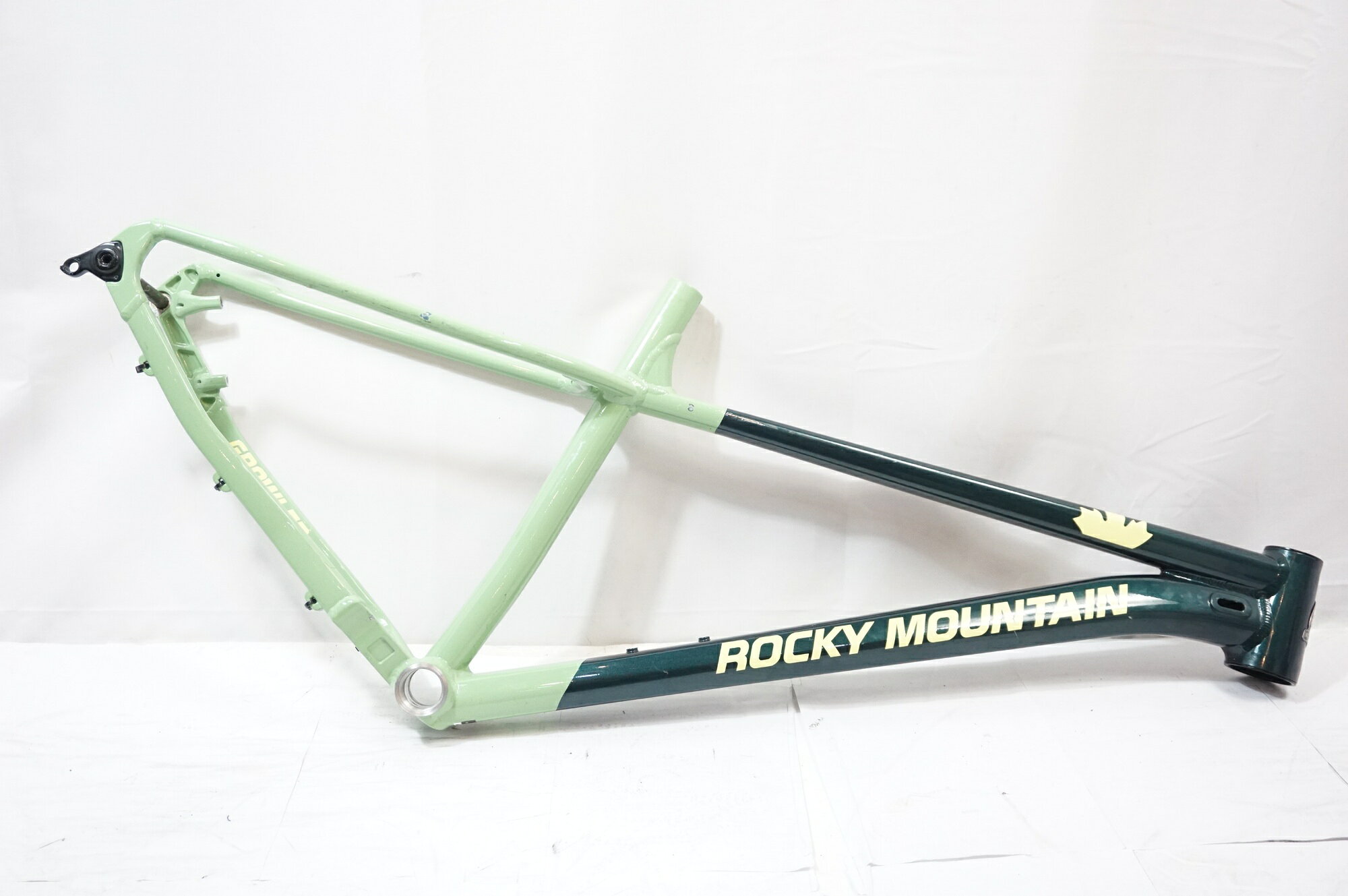 ■商品情報 メーカーサイズ：M トップチューブ(C-C):約620mm(実測) シートチューブ(C-T):約420mm(実測) 適応身長:168-178cm(目安) 重量：約2200g フレーム材質：アルミ ジャンル：クロスバイク エンド幅 F：-mm エンド幅 R：148mm 対応ブレーキ：ディスクブレーキ ホイールサイズ：29er BB規格：73mm/JIS シートポスト径：30.9mm 付属品：なし ■状態 ・全体的にキズやヨゴレ、使用感がございます。 ・アウターケーブル受けが、トップチューブ側・シートチューブ側2つ欠品しております。 ・BB裏側に塗装が剥げている箇所がございます。 ■注意事項【在庫について】 在庫管理は細心の注意を払い行なっておりますが、システムの都合により在庫有と表記の商品につきましても、実在庫の反映との時間差により在庫が無い場合がございます。弊社はそれに伴う全てにおいて一切の責任は負いかねます事、何卒ご了承くださいませ。ご注文頂きました商品のご用意が出来かねました場合は、お電話とメールにてキャンセルご承諾お願いのご連絡をさせて頂きます。【掲載画像について】撮影方法やお客様の閲覧環境により、実際の商品とは違った色の見え方となる場合がございます。上記理由による返品、変更、キャンセルは一切お受け致しかねますまたシステム等の不備により、商品ページに別商品が含まれている、別カラー・仕様が掲載されている、商品情報に誤表記がある場合がございますご不明点がございましたら必ずご注文前にお問い合わせくださいませ。