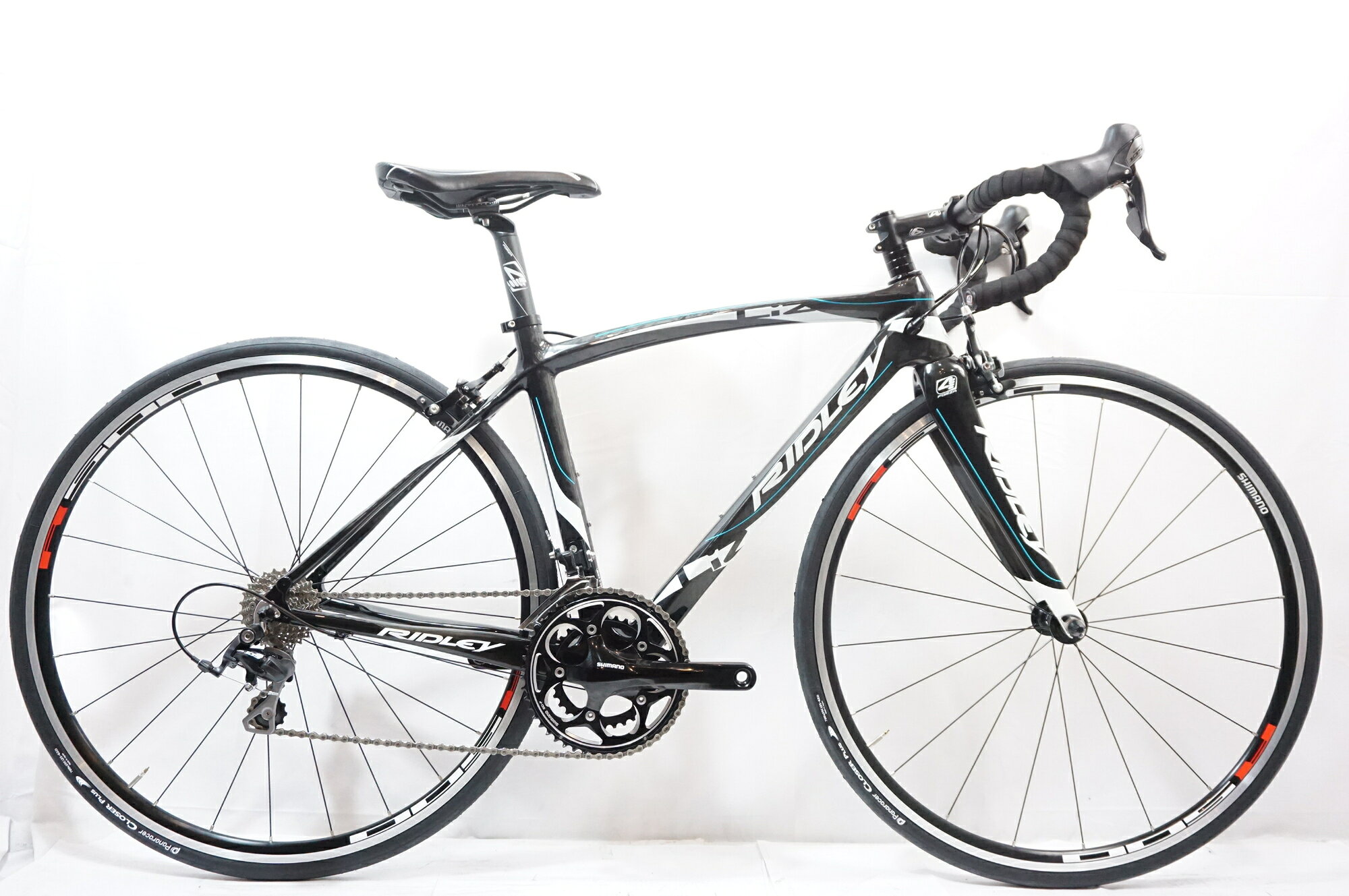 ■商品情報 メーカーサイズ:XXS シートチューブ(C-T): 450mm トップチューブ(C-C):500mm(ホリゾンタル換算) 適応身長:155-160cm(目安) 重量:約8kg フレーム材質:カーボン フロントフォーク:カーボン メインコンポ:SHIMANO 105 5700 ブレーキ:SHIMANO BR-561 クランク:SHIMANO FC-R565 50-34T 165mm スプロケット:11-25T シートポスト:31.6mm ハンドル:380mm ステム:90mm ホイール:SHIMANO WH-R501 タイヤ:700x25C 変速段数:2x10 付属品:なし(ペダル付属なし) ■状態 使用に伴う小キズがございますが、中古品として比較的良好な状態です。 ■注意事項【在庫について】 在庫管理は細心の注意を払い行なっておりますが、システムの都合により在庫有と表記の商品につきましても、実在庫の反映との時間差により在庫が無い場合がございます。弊社はそれに伴う全てにおいて一切の責任は負いかねます事、何卒ご了承くださいませ。ご注文頂きました商品のご用意が出来かねました場合は、お電話とメールにてキャンセルご承諾お願いのご連絡をさせて頂きます。【掲載画像について】撮影方法やお客様の閲覧環境により、実際の商品とは違った色の見え方となる場合がございます。上記理由による返品、変更、キャンセルは一切お受け致しかねますまたシステム等の不備により、商品ページに別商品が含まれている、別カラー・仕様が掲載されている、商品情報に誤表記がある場合がございますご不明点がございましたら必ずご注文前にお問い合わせくださいませ。