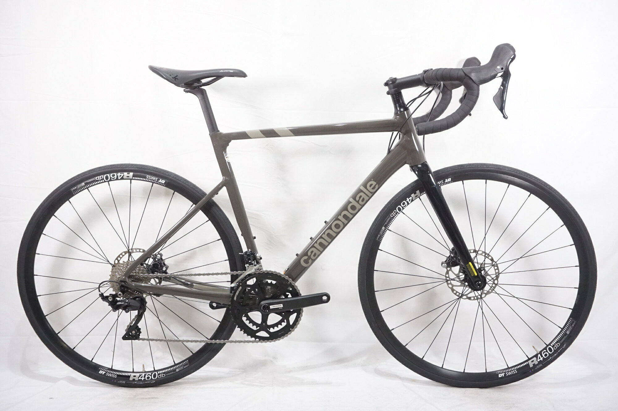 ■商品情報 メーカーサイズ:54 シートチューブ(C-T): 546mm トップチューブ(C-C):519mm(ホリゾンタル換算) 適応身長:170-180cm(目安) 重量:約8.3kg フレーム材質:アルミ フロントフォーク:カーボン レバー:SHIMANO 105 ST-R7020 フロントディレイラー:SHIMANO 105 FD-R7000 リアディレイラー:SHIMANO 105 RD-R7000 ブレーキ:SHIMANO 105 BR-R7070 クランク:CANNONDALE ONE 52-36T 172.5mm スプロケット:SHIMANO 105 CS-R7000 11-30T シートポスト:純正 専用 ハンドル:純正 420mm ステム:純正 100mm サドル:FIZIK ALIANTE ホイール:DT SWISS R460 タイヤ:700x28C 変速段数:2X11 付属品:なし(ペダル付属なし) ■状態 使用に伴うキズやヨゴレがございますが、全体的に使用感は少なく状態良好です。 トップチューブやフロントフォークなどの線キズがやや目立ちます。 ■注意事項【在庫について】 在庫管理は細心の注意を払い行なっておりますが、システムの都合により在庫有と表記の商品につきましても、実在庫の反映との時間差により在庫が無い場合がございます。弊社はそれに伴う全てにおいて一切の責任は負いかねます事、何卒ご了承くださいませ。ご注文頂きました商品のご用意が出来かねました場合は、お電話とメールにてキャンセルご承諾お願いのご連絡をさせて頂きます。【掲載画像について】撮影方法やお客様の閲覧環境により、実際の商品とは違った色の見え方となる場合がございます。上記理由による返品、変更、キャンセルは一切お受け致しかねますまたシステム等の不備により、商品ページに別商品が含まれている、別カラー・仕様が掲載されている、商品情報に誤表記がある場合がございますご不明点がございましたら必ずご注文前にお問い合わせくださいませ。