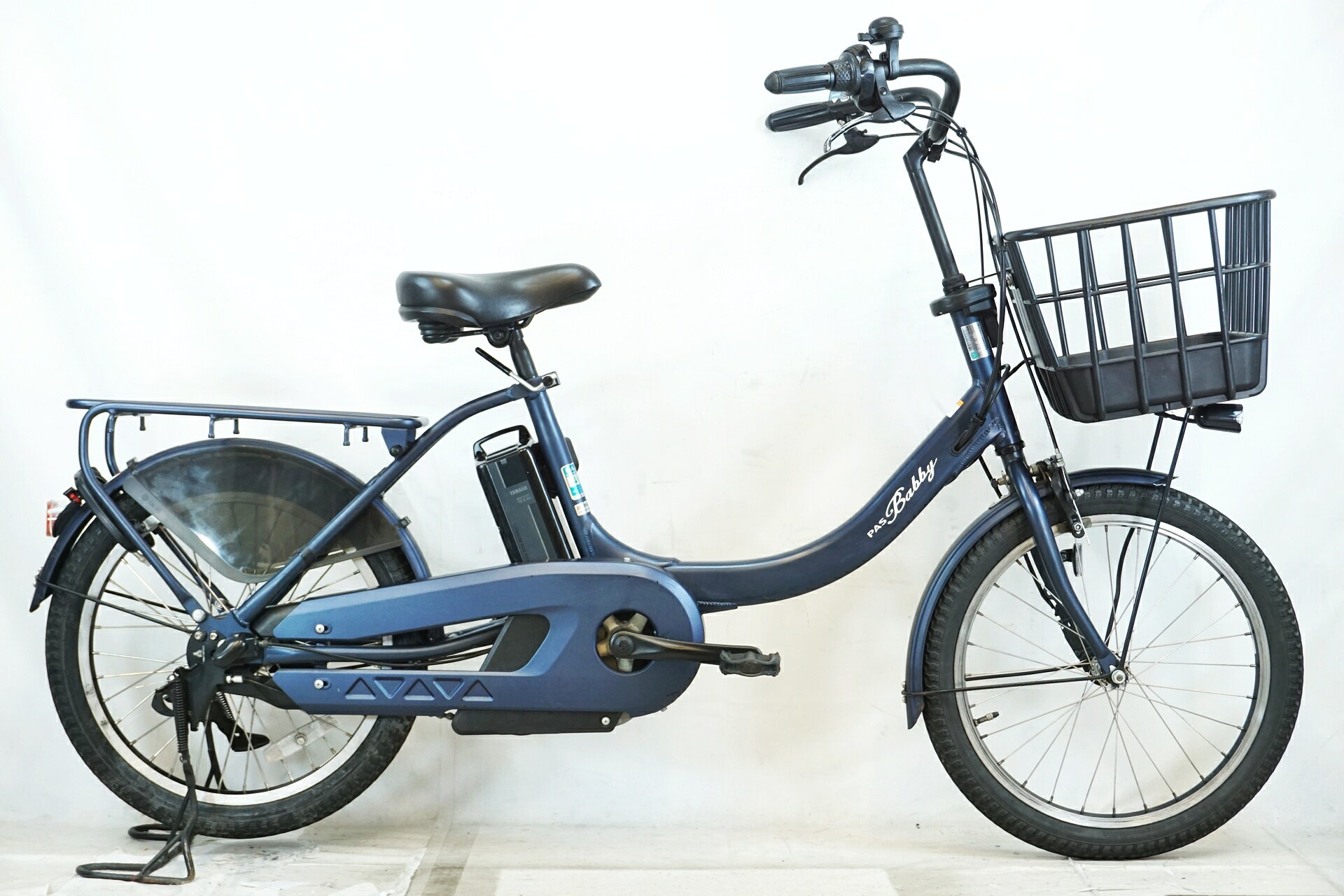 ■商品情報メーカーサイズ:-シートチューブ(C-T): -mmトップチューブ(C-C):-mm(ホリゾンタル換算)適応身長:146～cm以上(目安)重量:約32.7kgタイヤサイズ:20x2.125バッテリー容量:15補助走行距離:約51充電時間:約4時間変速段数:内装3段■バッテリー状態(あくまでも目安の数値となります。)総充電回数(目安):51～100回実容量(目安):100～81%■付属品カギ:3本充電器:あり取り扱い説明書:ありその他付属品:なし■状態全体的にキズやヨゴレ、使用感がございます。ブレーキのスプリングやボルトなど金属パーツに錆がございます。使用感はありますが走行、動作等に問題はございません。■配送方法 ※アートセッティングデリバリー家財おまかせ便での配送となります。 ■注意事項【在庫について】 在庫管理は細心の注意を払い行なっておりますが、システムの都合により在庫有と表記の商品につきましても、実在庫の反映との時間差により在庫が無い場合がございます。弊社はそれに伴う全てにおいて一切の責任は負いかねます事、何卒ご了承くださいませ。ご注文頂きました商品のご用意が出来かねました場合は、お電話とメールにてキャンセルご承諾お願いのご連絡をさせて頂きます。【掲載画像について】撮影方法やお客様の閲覧環境により、実際の商品とは違った色の見え方となる場合がございます。上記理由による返品、変更、キャンセルは一切お受け致しかねますまたシステム等の不備により、商品ページに別商品が含まれている、別カラー・仕様が掲載されている、商品情報に誤表記がある場合がございますご不明点がございましたら必ずご注文前にお問い合わせくださいませ。