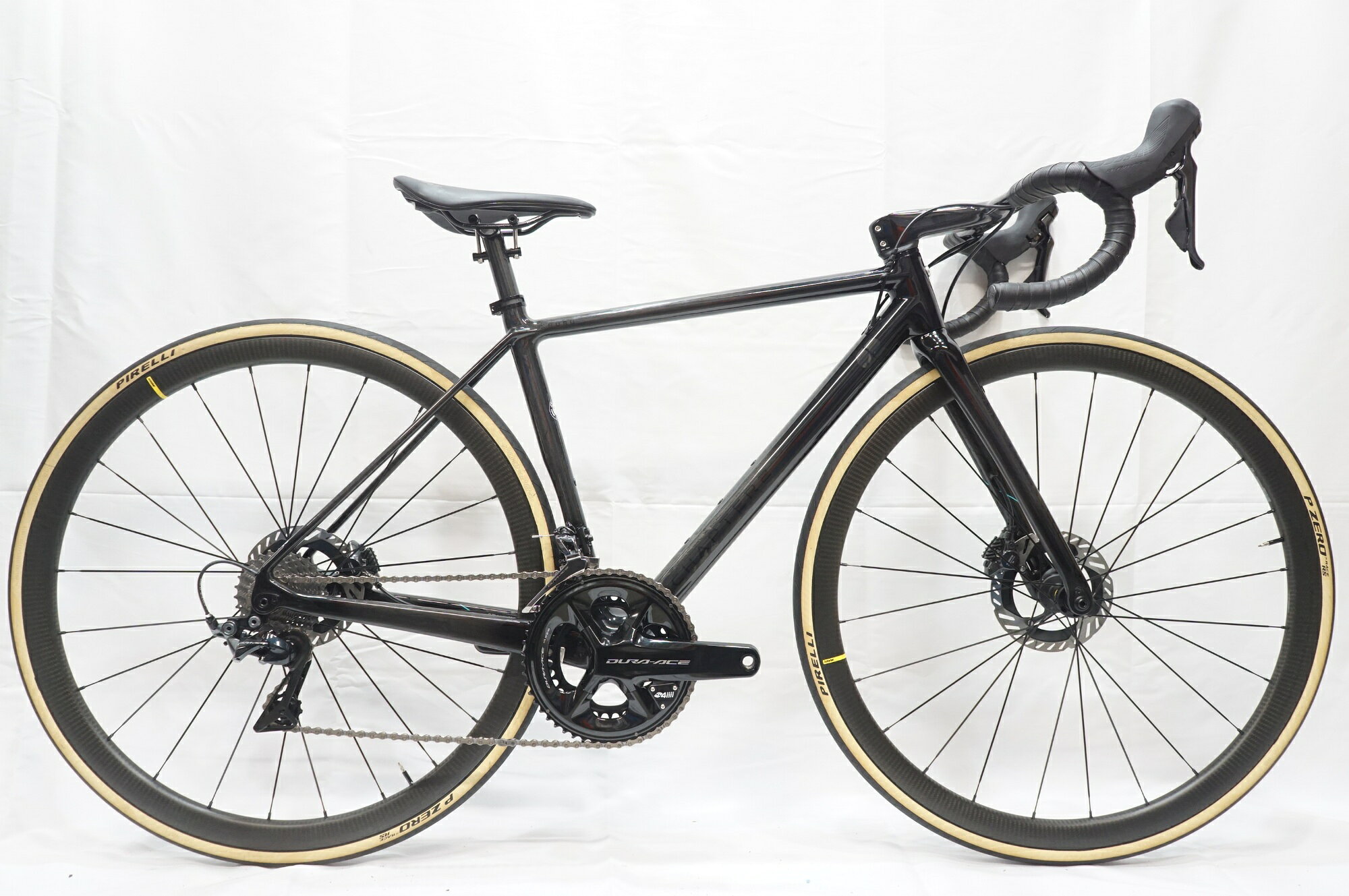 ■商品情報メーカーサイズ:XSシートチューブ(C-T): 455mmトップチューブ(C-C):507mm(ホリゾンタル換算)適応身長:157～168cm(目安)重量:約7.1kgフレーム材質:カーボンフロントフォーク:カーボンメインコンポ:SHIMANO DURA-ACE R9200 4iiiiクランク:52-36T 165mmスプロケット:SHIMANO DURA-ACE R9100 11-28Tハンドル:MANA 430mmステム:130mmサドル:SELLE ITALIA BOOST NOVUSホイール:MAVIC COSMIC SL32 DISCタイヤ:700x28C変速段数:2x11付属品:なし(ペダル付属なし)■状態使用に伴うキズやヨゴレがございますが、比較的状態良好です。フォークコラム、シートポストにカットがございます。(ヤグラ～エンド：約225mm /撮影時サドル高さ：約580mm)ヘッドに軽微なガタつきがございます。ボトルケージ固定ボルトが各所欠品しています。 ■注意事項【在庫について】 在庫管理は細心の注意を払い行なっておりますが、システムの都合により在庫有と表記の商品につきましても、実在庫の反映との時間差により在庫が無い場合がございます。弊社はそれに伴う全てにおいて一切の責任は負いかねます事、何卒ご了承くださいませ。ご注文頂きました商品のご用意が出来かねました場合は、お電話とメールにてキャンセルご承諾お願いのご連絡をさせて頂きます。【掲載画像について】撮影方法やお客様の閲覧環境により、実際の商品とは違った色の見え方となる場合がございます。上記理由による返品、変更、キャンセルは一切お受け致しかねますまたシステム等の不備により、商品ページに別商品が含まれている、別カラー・仕様が掲載されている、商品情報に誤表記がある場合がございますご不明点がございましたら必ずご注文前にお問い合わせくださいませ。
