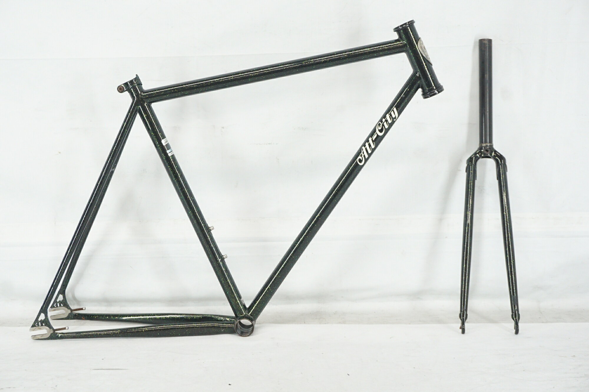 ■商品情報メーカーサイズ:52適応身長:172-180cm(目安)シートチューブ(C-T):545mm(ホリゾンタル換算)トップチューブ:550mmヘッド長:130コラム長:125フレーム/フォーク材質:クロモリジャンル:ピストバイク重量：約2.92kgBB:JIS/68mmホイールサイズ：700Cエンド幅 F/R:100/120 mmシートポスト径:27.2mm対応ブレーキ:キャリパーブレーキ付属品:なし(ヘッドパーツなし) ※掲載されている画像の物が全てになります■状態使用に伴うキズやヨゴレがございます。フレーム内部にサビがある可能性がございます。※掲載画像以外にもキズや汚れはございますが、写真の掲載可能枚数の都合上、目立つ箇所を優先的に抜粋しております。 ■注意事項【在庫について】 在庫管理は細心の注意を払い行なっておりますが、システムの都合により在庫有と表記の商品につきましても、実在庫の反映との時間差により在庫が無い場合がございます。弊社はそれに伴う全てにおいて一切の責任は負いかねます事、何卒ご了承くださいませ。ご注文頂きました商品のご用意が出来かねました場合は、お電話とメールにてキャンセルご承諾お願いのご連絡をさせて頂きます。【掲載画像について】撮影方法やお客様の閲覧環境により、実際の商品とは違った色の見え方となる場合がございます。上記理由による返品、変更、キャンセルは一切お受け致しかねますまたシステム等の不備により、商品ページに別商品が含まれている、別カラー・仕様が掲載されている、商品情報に誤表記がある場合がございますご不明点がございましたら必ずご注文前にお問い合わせくださいませ。