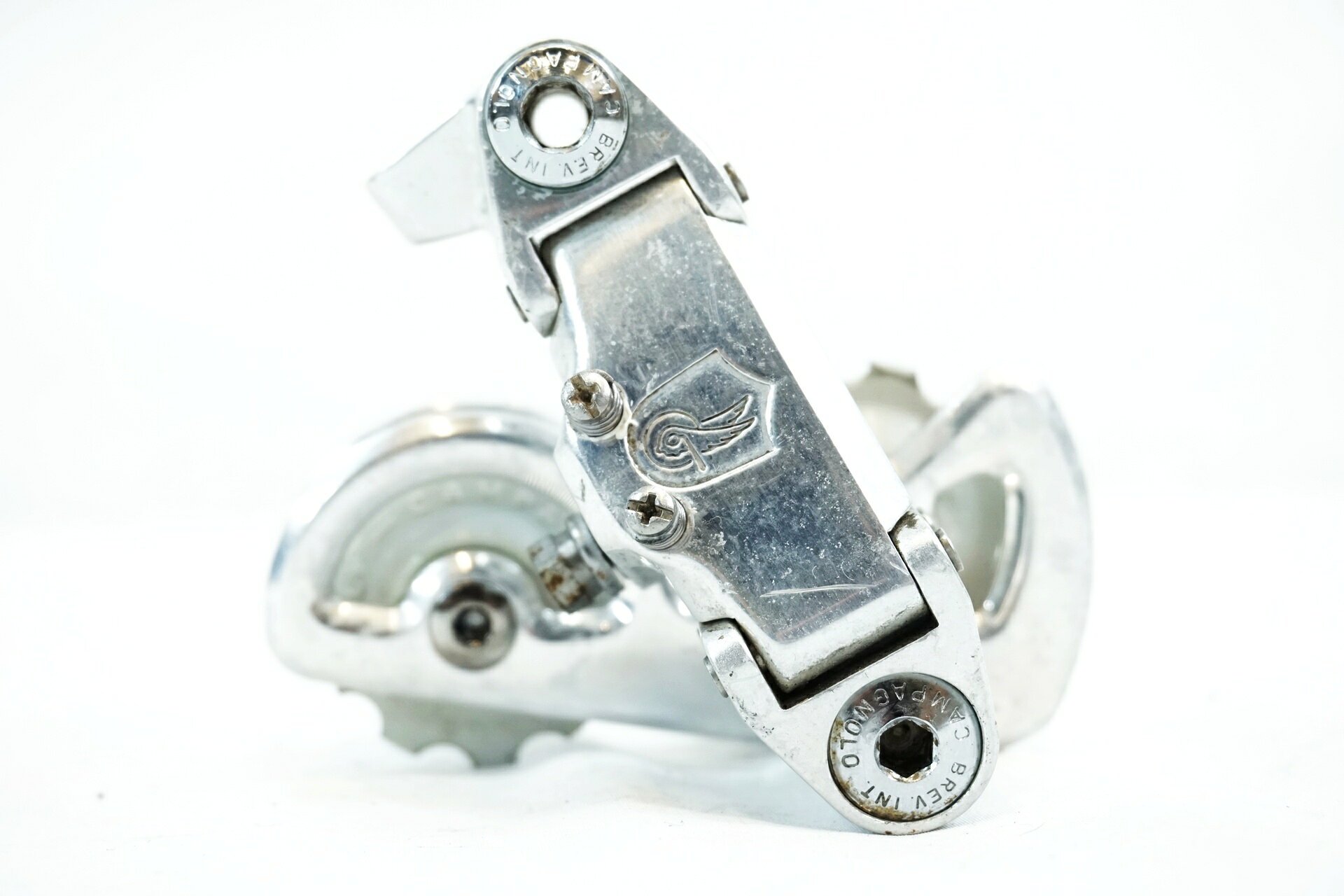 ■商品情報・CAMPAGNOLO VICTORY ・リアディレイラー・変則段数：6S・重量：約198g■状態・使用に伴う傷や汚れがございます。・腐食が少し見受けられます。・動作に問題ございません。■付属品・なし※画像に掲載している物で全てでございます。※掲載画像以外にもキズや汚れはございますが、写真の掲載可能枚数の都合上、目立つ箇所を優先的に抜粋しております。 ■注意事項【在庫について】 在庫管理は細心の注意を払い行なっておりますが、システムの都合により在庫有と表記の商品につきましても、実在庫の反映との時間差により在庫が無い場合がございます。弊社はそれに伴う全てにおいて一切の責任は負いかねます事、何卒ご了承くださいませ。ご注文頂きました商品のご用意が出来かねました場合は、お電話とメールにてキャンセルご承諾お願いのご連絡をさせて頂きます。【掲載画像について】撮影方法やお客様の閲覧環境により、実際の商品とは違った色の見え方となる場合がございます。上記理由による返品、変更、キャンセルは一切お受け致しかねますまたシステム等の不備により、商品ページに別商品が含まれている、別カラー・仕様が掲載されている、商品情報に誤表記がある場合がございますご不明点がございましたら必ずご注文前にお問い合わせくださいませ。