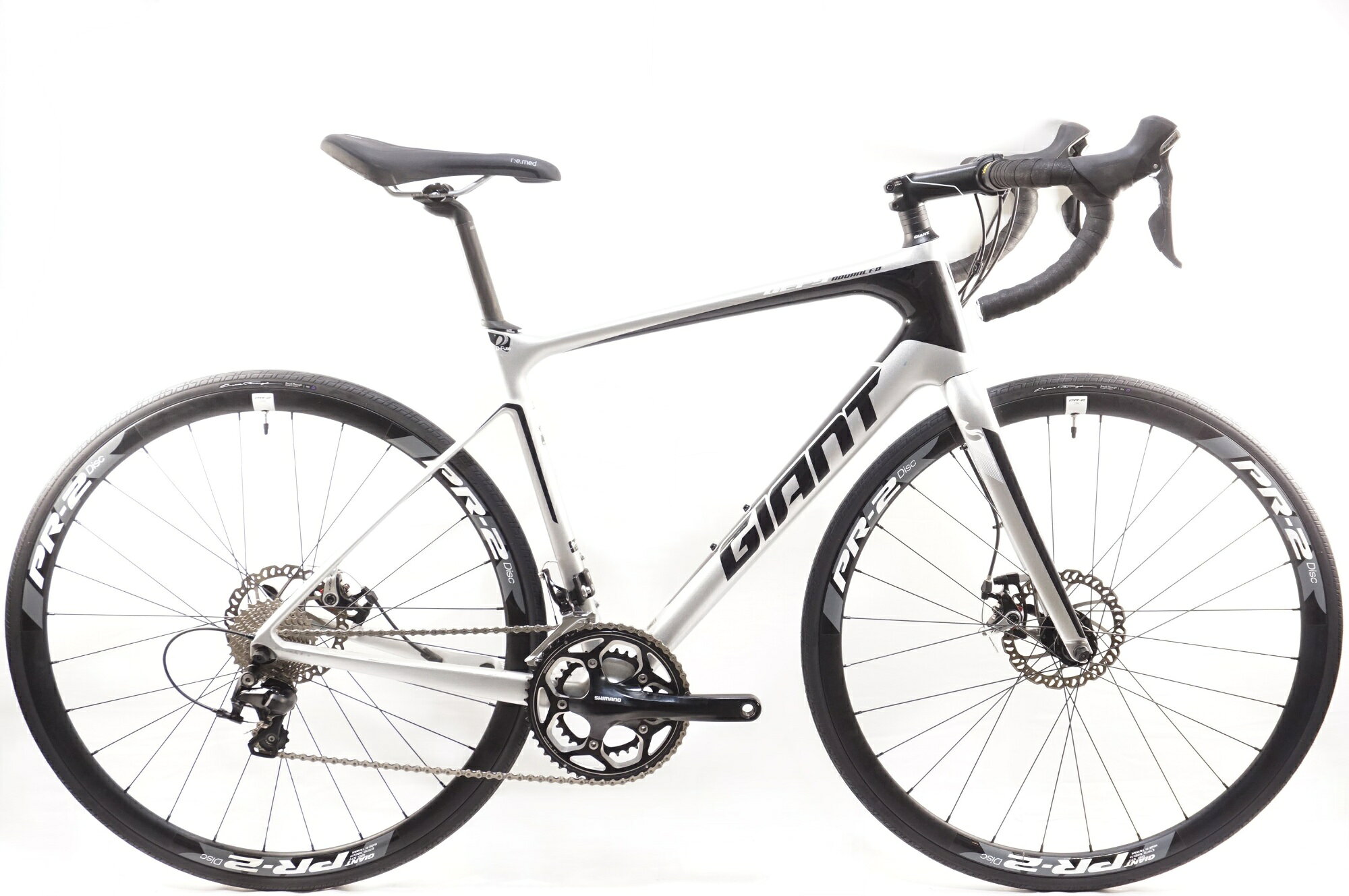 ■商品情報メーカーサイズ:Mシートチューブ(C-T): 480mmトップチューブ(C-C):545mm(ホリゾンタル換算)適応身長:177-183cm(目安)重量:約8.81kgフレーム材質:カーボンフロントフォーク:カーボンレバー:SHIMANO 105 5800フロントディレイラー:SHIMANO 105 5800リアディレイラー:SHIMANO 105 5800ブレーキ:TRP SPYRE ALクランク:SHIMANO FC-RS500 50-34T 172.5mmスプロケット:SHIMANO 105 5800 11-28Tシートポスト:D-FUSE 専用ハンドル:純正 420mmステム:純正 110mmサドル:純正ホイール:GIANT PR-2 DISCタイヤ:700x25C変速段数:2x11付属品:なし(ペダル付属なし)■状態使用に伴うキズやヨゴレ、使用感がございますが、動作に支障はございません。■注意事項【在庫について】 在庫管理は細心の注意を払い行なっておりますが、システムの都合により在庫有と表記の商品につきましても、実在庫の反映との時間差により在庫が無い場合がございます。弊社はそれに伴う全てにおいて一切の責任は負いかねます事、何卒ご了承くださいませ。ご注文頂きました商品のご用意が出来かねました場合は、お電話とメールにてキャンセルご承諾お願いのご連絡をさせて頂きます。【掲載画像について】撮影方法やお客様の閲覧環境により、実際の商品とは違った色の見え方となる場合がございます。上記理由による返品、変更、キャンセルは一切お受け致しかねますまたシステム等の不備により、商品ページに別商品が含まれている、別カラー・仕様が掲載されている、商品情報に誤表記がある場合がございますご不明点がございましたら必ずご注文前にお問い合わせくださいませ。