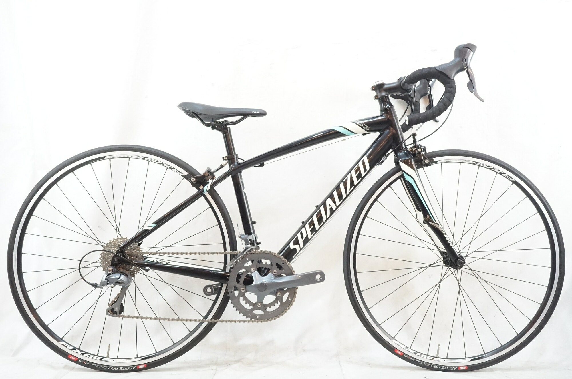 ■商品情報 メーカーサイズ:48 シートチューブ(C-T): 392mm トップチューブ(C-C):506mm(ホリゾンタル換算) 適応身長:152-160cm(目安) 重量:約9.8kg フレーム材質:アルミ フロントフォーク:カーボン メインコンポ:SHIMANO CLARIS 2400 クランク:50-34T 165mm スプロケット:11-32T シートポスト:27.2mm ハンドル:380mm ステム:80mm タイヤ:700x25C 変速段数:2x8 付属品:なし(ペダル付属なし) ■状態 全体的にキズやヨゴレ、使用感がございます。 全体的に塗装ひび割れがございます。 ボルト類、前後ブレーキに強いサビがございます。 画像に映りきらない傷、汚れ等が多数ございます。ご理解の上、ご検討下さい。 フロントフォークのZERTZが劣化しております。 前後ハブに僅かな回転抵抗がございます。 ■注意事項【在庫について】 在庫管理は細心の注意を払い行なっておりますが、システムの都合により在庫有と表記の商品につきましても、実在庫の反映との時間差により在庫が無い場合がございます。弊社はそれに伴う全てにおいて一切の責任は負いかねます事、何卒ご了承くださいませ。ご注文頂きました商品のご用意が出来かねました場合は、お電話とメールにてキャンセルご承諾お願いのご連絡をさせて頂きます。【掲載画像について】撮影方法やお客様の閲覧環境により、実際の商品とは違った色の見え方となる場合がございます。上記理由による返品、変更、キャンセルは一切お受け致しかねますまたシステム等の不備により、商品ページに別商品が含まれている、別カラー・仕様が掲載されている、商品情報に誤表記がある場合がございますご不明点がございましたら必ずご注文前にお問い合わせくださいませ。