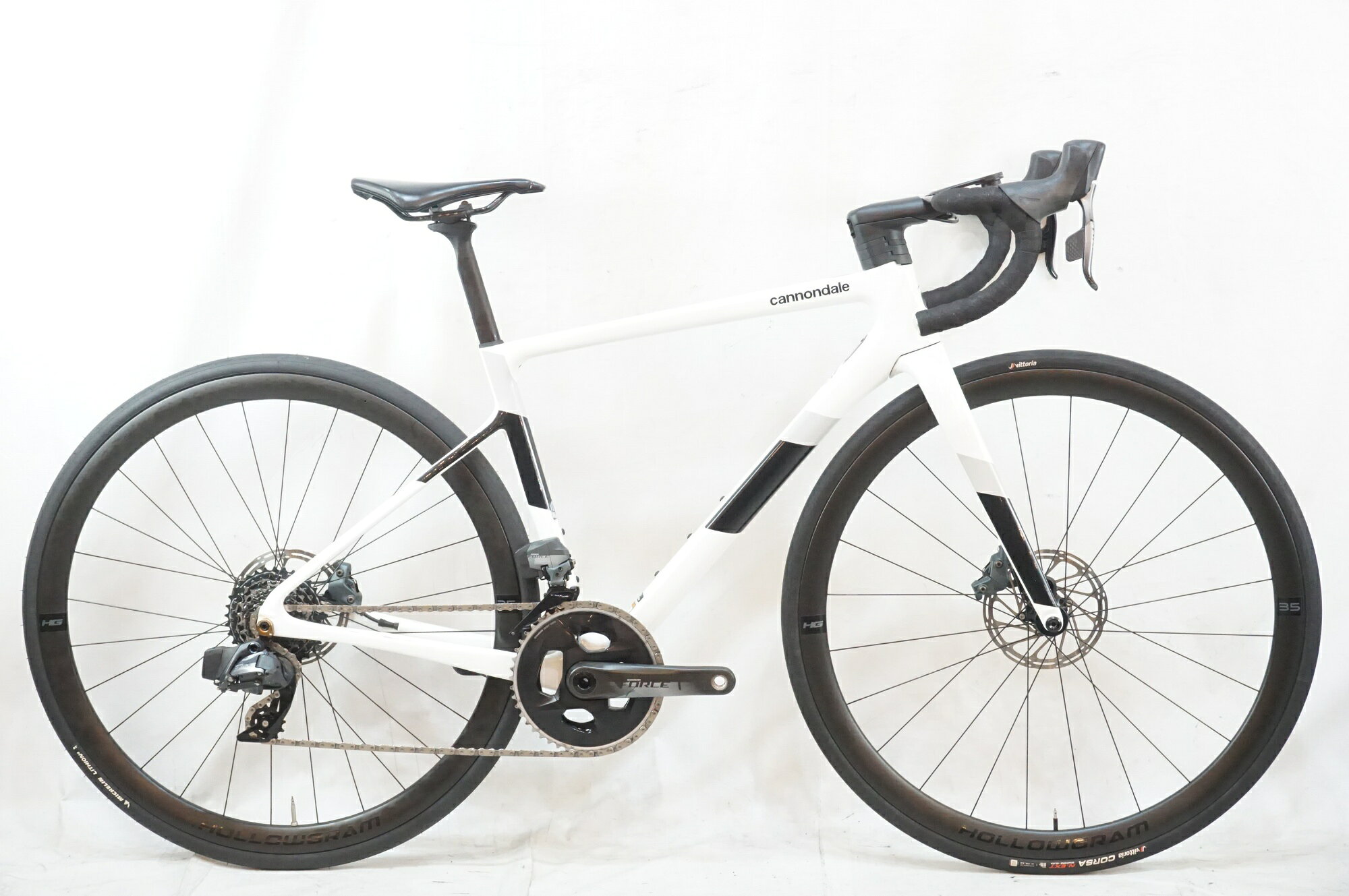 ■商品情報 メーカーサイズ:48 シートチューブ(C-T):438mm トップチューブ(C-C):520mm(ホリゾンタル換算) 適応身長:160-170cm(目安) 重量:約8kg フレーム材質:カーボン フロントフォーク:カーボン メインコンポ:SRAM FORCE E-TAP クランク:48-35T 170mm スプロケット:10-33T シートポスト:専用 ハンドル:420mm ステム:100mm タイヤ:700x28C 変速段数:2x12 付属品:充電器(ペダル付属なし) ■状態 使用に伴うキズやヨゴレがございます。 サドル先端に破れがございます。 フロントフォークにリタッチ痕がございます。 左右ブレーキの握りが、かなり深くなっております。通常使用は可能であると判断しておりますが、気になる場合はブリーディングを推奨致します。 ディスクローターに摩耗がございます。 ■注意事項【在庫について】 在庫管理は細心の注意を払い行なっておりますが、システムの都合により在庫有と表記の商品につきましても、実在庫の反映との時間差により在庫が無い場合がございます。弊社はそれに伴う全てにおいて一切の責任は負いかねます事、何卒ご了承くださいませ。ご注文頂きました商品のご用意が出来かねました場合は、お電話とメールにてキャンセルご承諾お願いのご連絡をさせて頂きます。【掲載画像について】撮影方法やお客様の閲覧環境により、実際の商品とは違った色の見え方となる場合がございます。上記理由による返品、変更、キャンセルは一切お受け致しかねますまたシステム等の不備により、商品ページに別商品が含まれている、別カラー・仕様が掲載されている、商品情報に誤表記がある場合がございますご不明点がございましたら必ずご注文前にお問い合わせくださいませ。