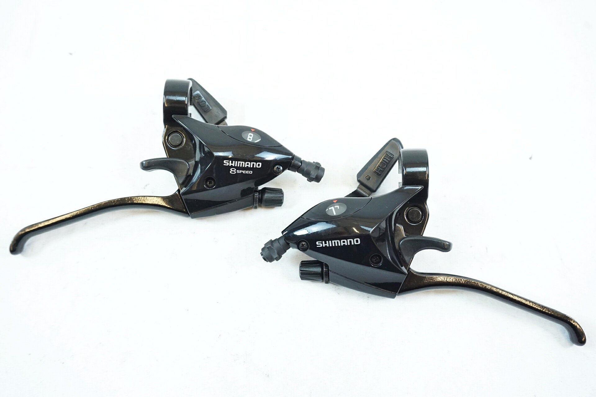 ■商品情報 ・SHIMANO ST-R221 ・シフトレバー ・クランプ径：Φ22.2mm ・変則段数：2×8速 ・重量：約388g(実測値) ■状態 ・未使用品ですが、保管に伴う小汚れやスレがございます。 ・動作確認済みですので、問題なくご使用いただけます。 ■付属品 ・なし ※画像に掲載している物で全てでございます。 ※掲載画像以外にもキズや汚れはございますが、写真の掲載可能枚数の都合上、目立つ箇所を優先的に抜粋しております。 ■注意事項【在庫について】 在庫管理は細心の注意を払い行なっておりますが、システムの都合により在庫有と表記の商品につきましても、実在庫の反映との時間差により在庫が無い場合がございます。弊社はそれに伴う全てにおいて一切の責任は負いかねます事、何卒ご了承くださいませ。ご注文頂きました商品のご用意が出来かねました場合は、お電話とメールにてキャンセルご承諾お願いのご連絡をさせて頂きます。【掲載画像について】撮影方法やお客様の閲覧環境により、実際の商品とは違った色の見え方となる場合がございます。上記理由による返品、変更、キャンセルは一切お受け致しかねますまたシステム等の不備により、商品ページに別商品が含まれている、別カラー・仕様が掲載されている、商品情報に誤表記がある場合がございますご不明点がございましたら必ずご注文前にお問い合わせくださいませ。