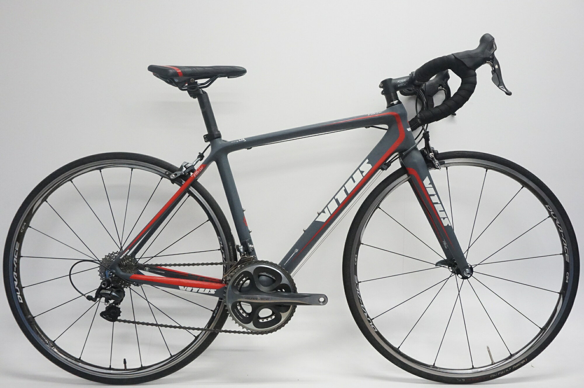 ■商品情報 メーカーサイズ:52 シートチューブ(C-T): 480mm トップチューブ(C-C):540mm(ホリゾンタル換算) 適応身長:165-170cm(目安) 重量:約7.2kg フレーム材質:カーボン フロントフォーク:カーボン レバー:SHIMANO DURA-ACE 7900 フロントディレイラー:SHIMANO DURA-ACE 7900 リアディレイラー:SHIMANO DURA-ACE 7900 ブレーキ:SHIMANO DURA-ACE 7900 クランク:SHIMANO DURA-ACE 7900 50-34T 170mm スプロケット:SHIMANO ULTEGRA 6700 11-28T シートポスト:メーカー不明 31.6mm ハンドル:FSA 380mm ステム:FSA 80mm サドル:GORIX ホイール:SHIMANO DURA-ACE WH-9000 C24 CL タイヤ:700x25C 変速段数:2x10 付属品:なし(ペダル付属なし) ■状態 キズやヨゴレ、サビ、摩耗がございます。 画像に映りきらない部分で各部汚れ等ございます。 ヘッドの回転にややゴリ感、リアホイールの回転時に異音がございます。 ブラケットカバー、ブレーキシュー、タイヤにヒビ割れ等の劣化があり、交換推奨です。 ■注意事項【在庫について】 在庫管理は細心の注意を払い行なっておりますが、システムの都合により在庫有と表記の商品につきましても、実在庫の反映との時間差により在庫が無い場合がございます。弊社はそれに伴う全てにおいて一切の責任は負いかねます事、何卒ご了承くださいませ。ご注文頂きました商品のご用意が出来かねました場合は、お電話とメールにてキャンセルご承諾お願いのご連絡をさせて頂きます。【掲載画像について】撮影方法やお客様の閲覧環境により、実際の商品とは違った色の見え方となる場合がございます。上記理由による返品、変更、キャンセルは一切お受け致しかねますまたシステム等の不備により、商品ページに別商品が含まれている、別カラー・仕様が掲載されている、商品情報に誤表記がある場合がございますご不明点がございましたら必ずご注文前にお問い合わせくださいませ。