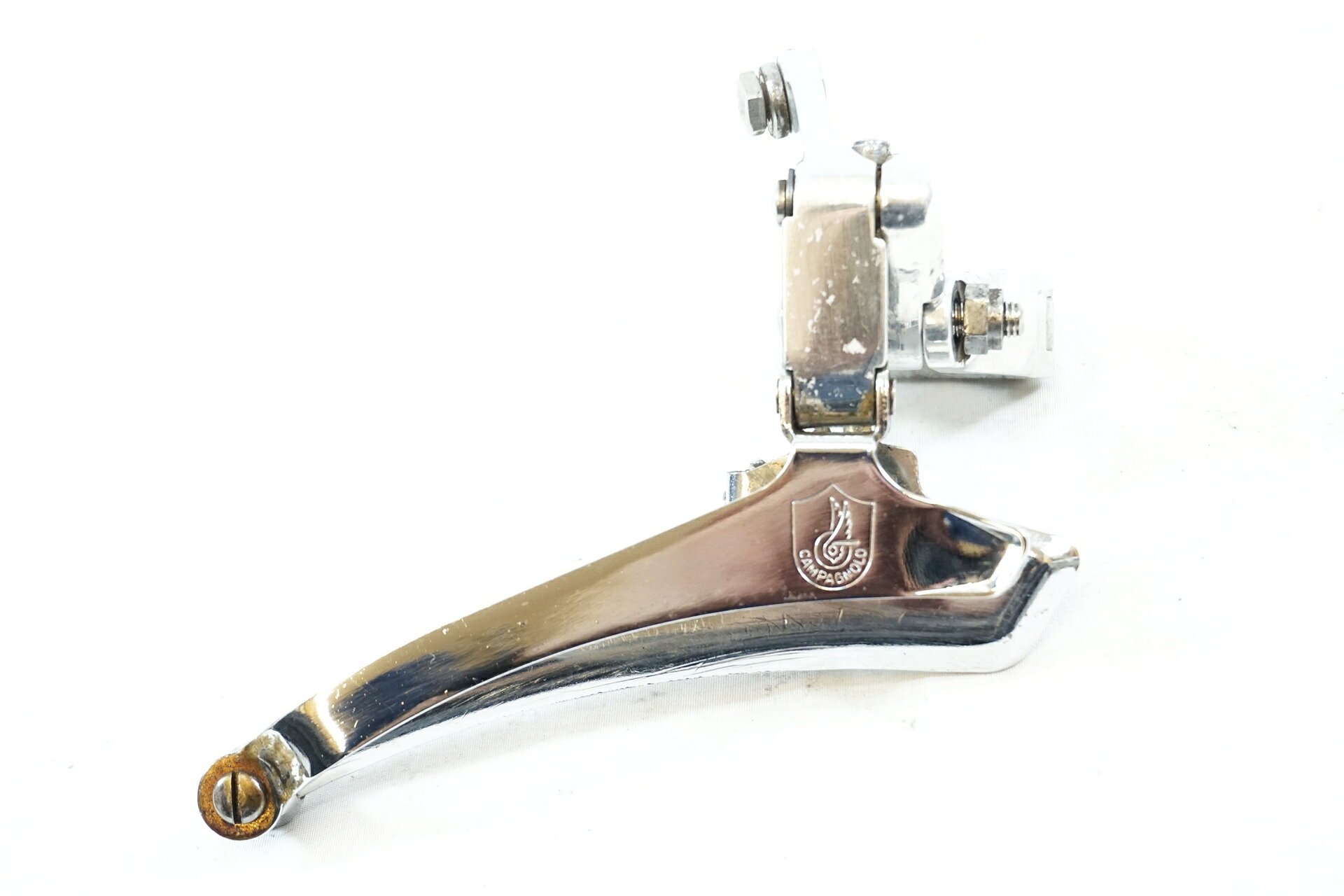 ■商品情報・CAMPAGNOLO VICTORY ・フロントディレイラー・変則段数：2×6速・重量：100g(実測値)・タイプ：バンド・クランプ径：Φ28.6mm■状態・使用に伴う傷や汚れがございます。・少し腐食が見受けられます。・動作確認済みですので問題なくご使用いただけます。■付属品・なし※画像に掲載している物で全てでございます。※掲載画像以外にもキズや汚れはございますが、写真の掲載可能枚数の都合上、目立つ箇所を優先的に抜粋しております。 ■注意事項【在庫について】 在庫管理は細心の注意を払い行なっておりますが、システムの都合により在庫有と表記の商品につきましても、実在庫の反映との時間差により在庫が無い場合がございます。弊社はそれに伴う全てにおいて一切の責任は負いかねます事、何卒ご了承くださいませ。ご注文頂きました商品のご用意が出来かねました場合は、お電話とメールにてキャンセルご承諾お願いのご連絡をさせて頂きます。【掲載画像について】撮影方法やお客様の閲覧環境により、実際の商品とは違った色の見え方となる場合がございます。上記理由による返品、変更、キャンセルは一切お受け致しかねますまたシステム等の不備により、商品ページに別商品が含まれている、別カラー・仕様が掲載されている、商品情報に誤表記がある場合がございますご不明点がございましたら必ずご注文前にお問い合わせくださいませ。