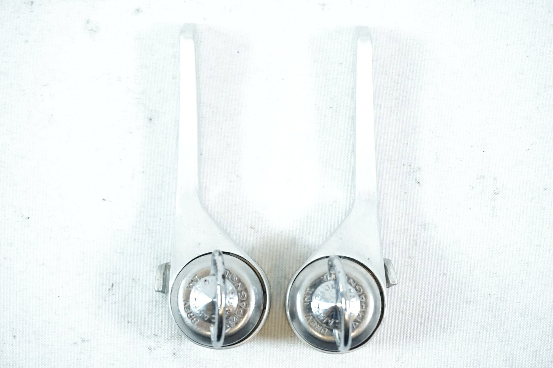 ■商品情報・CAMPAGNOLO ・Wレバー・変則段数：2×6速・セットの重量：約60g(実測値)■状態・使用に伴う傷や汚れがございます。・Dリングの動作が渋くなっておりますが、固着はございません。■付属品・なし※画像に掲載している物で全てでございます。※掲載画像以外にもキズや汚れはございますが、写真の掲載可能枚数の都合上、目立つ箇所を優先的に抜粋しております。 ■注意事項【在庫について】 在庫管理は細心の注意を払い行なっておりますが、システムの都合により在庫有と表記の商品につきましても、実在庫の反映との時間差により在庫が無い場合がございます。弊社はそれに伴う全てにおいて一切の責任は負いかねます事、何卒ご了承くださいませ。ご注文頂きました商品のご用意が出来かねました場合は、お電話とメールにてキャンセルご承諾お願いのご連絡をさせて頂きます。【掲載画像について】撮影方法やお客様の閲覧環境により、実際の商品とは違った色の見え方となる場合がございます。上記理由による返品、変更、キャンセルは一切お受け致しかねますまたシステム等の不備により、商品ページに別商品が含まれている、別カラー・仕様が掲載されている、商品情報に誤表記がある場合がございますご不明点がございましたら必ずご注文前にお問い合わせくださいませ。