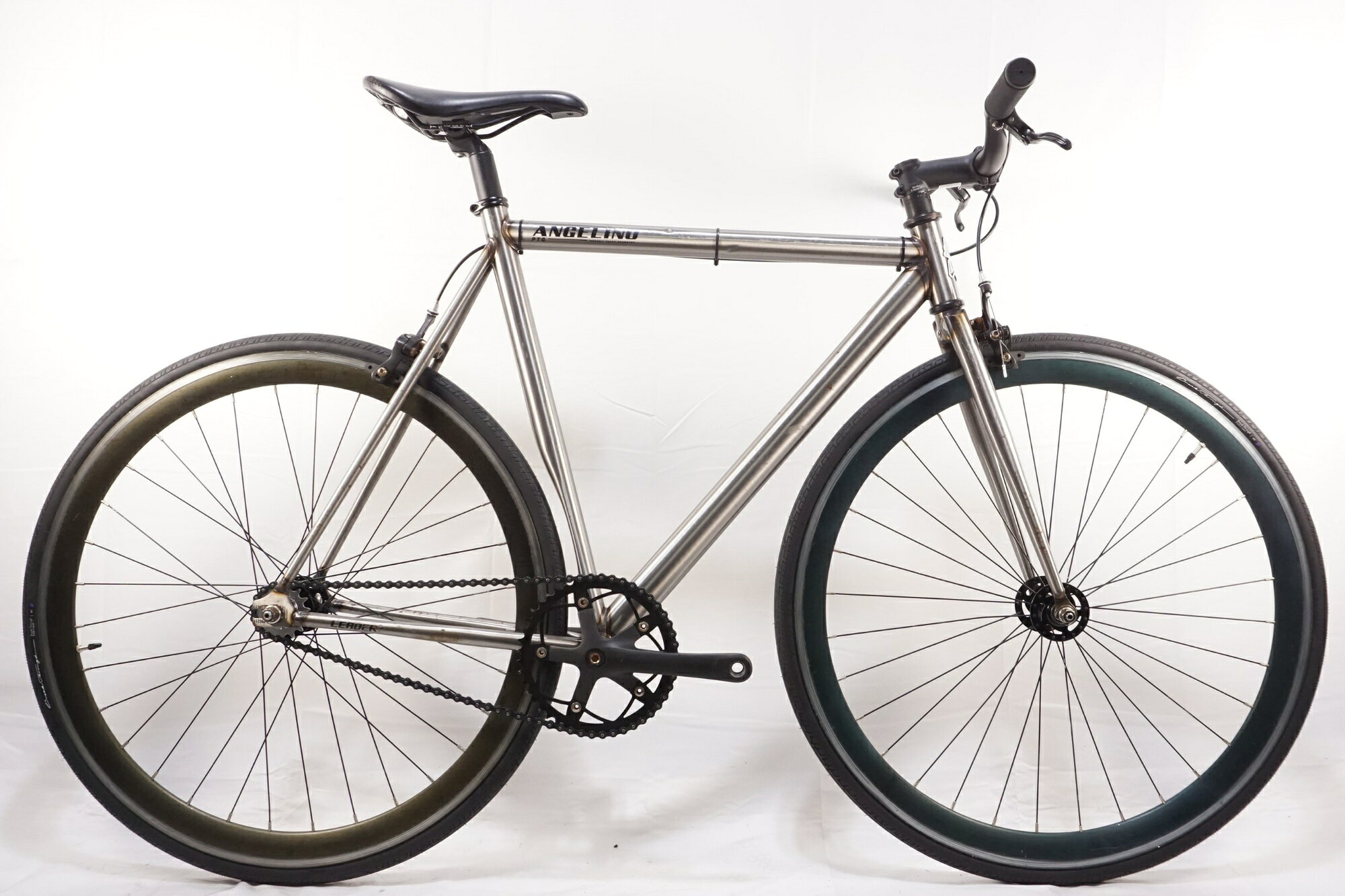 ■商品情報シートチューブ(C-T): 570mmトップチューブ(C-C):540mm(ホリゾンタル換算)適応身長:170-180cm(目安)重量:約9.89kgフレーム材質:クロモリフロントフォーク:クロモリレバー:純正ブレーキ:PROMAXクランク:純正 47T 165mmスプロケット:純正 16Tシートポスト:純正 31.6mmハンドル:LEADER UPTOWN 540mmステム:純正 90mmサドル:純正ホイール:純正タイヤ:700x28C変速段数:1x1付属品:なし(ペダル付属なし)■状態使用に伴うキズやヨゴレがございます。トップチューブにキズやへこみがございます。フレーム各部や金属部分にサビがございます。前後ホイールのリムに色褪せがございます。サドル後方に破れがございます。ブレーキレバーにキズがございます。■注意事項【在庫について】 在庫管理は細心の注意を払い行なっておりますが、システムの都合により在庫有と表記の商品につきましても、実在庫の反映との時間差により在庫が無い場合がございます。弊社はそれに伴う全てにおいて一切の責任は負いかねます事、何卒ご了承くださいませ。ご注文頂きました商品のご用意が出来かねました場合は、お電話とメールにてキャンセルご承諾お願いのご連絡をさせて頂きます。【掲載画像について】撮影方法やお客様の閲覧環境により、実際の商品とは違った色の見え方となる場合がございます。上記理由による返品、変更、キャンセルは一切お受け致しかねますまたシステム等の不備により、商品ページに別商品が含まれている、別カラー・仕様が掲載されている、商品情報に誤表記がある場合がございますご不明点がございましたら必ずご注文前にお問い合わせくださいませ。