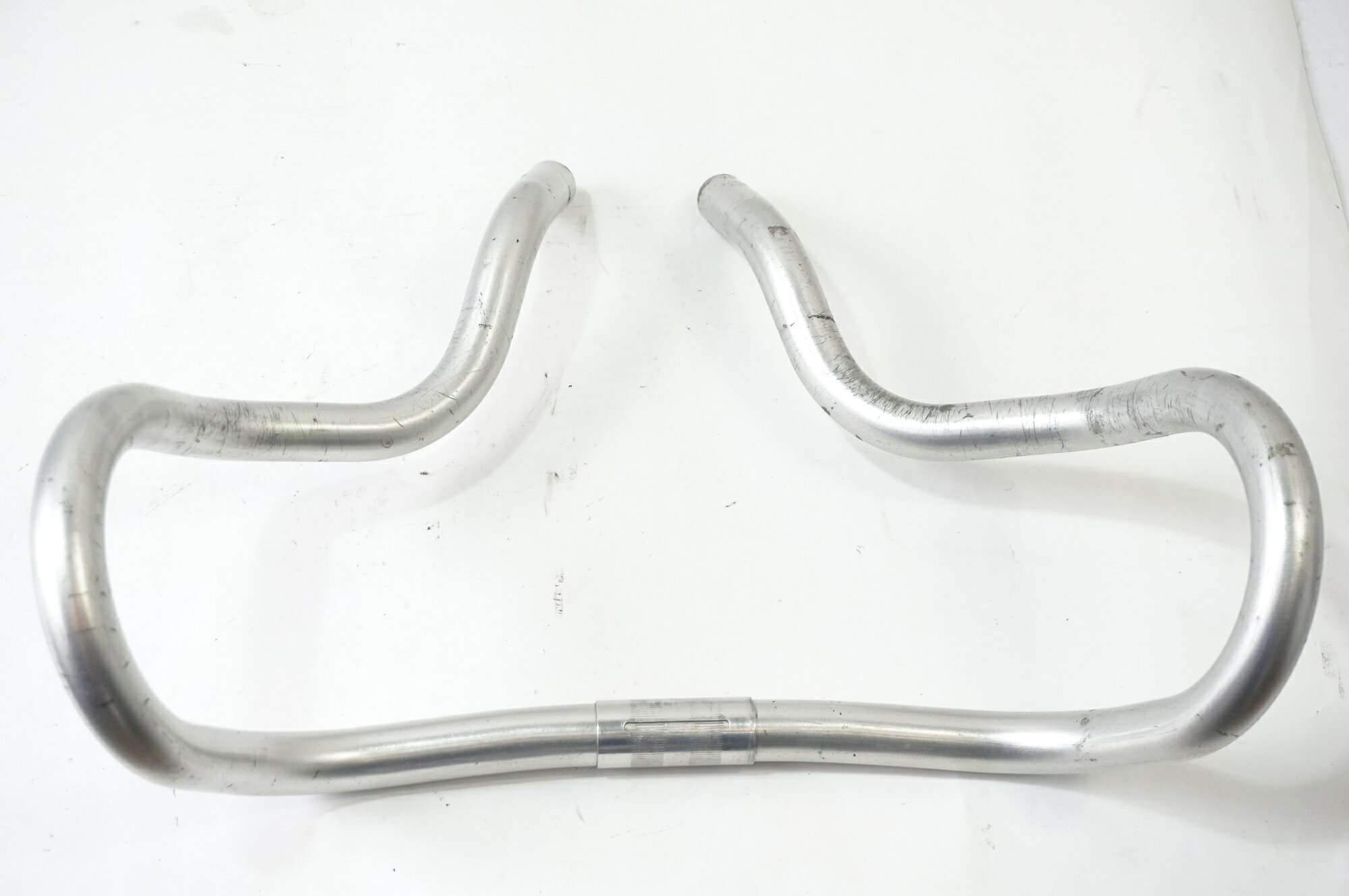■状態 ・使用に伴うキズ、ヨゴレがございます。 ■付属品 ・掲載している画像の物が全てになります。 ■注意事項【在庫について】 在庫管理は細心の注意を払い行なっておりますが、システムの都合により在庫有と表記の商品につきましても、実在庫の反映との時間差により在庫が無い場合がございます。弊社はそれに伴う全てにおいて一切の責任は負いかねます事、何卒ご了承くださいませ。ご注文頂きました商品のご用意が出来かねました場合は、お電話とメールにてキャンセルご承諾お願いのご連絡をさせて頂きます。【掲載画像について】撮影方法やお客様の閲覧環境により、実際の商品とは違った色の見え方となる場合がございます。上記理由による返品、変更、キャンセルは一切お受け致しかねますまたシステム等の不備により、商品ページに別商品が含まれている、別カラー・仕様が掲載されている、商品情報に誤表記がある場合がございますご不明点がございましたら必ずご注文前にお問い合わせくださいませ。