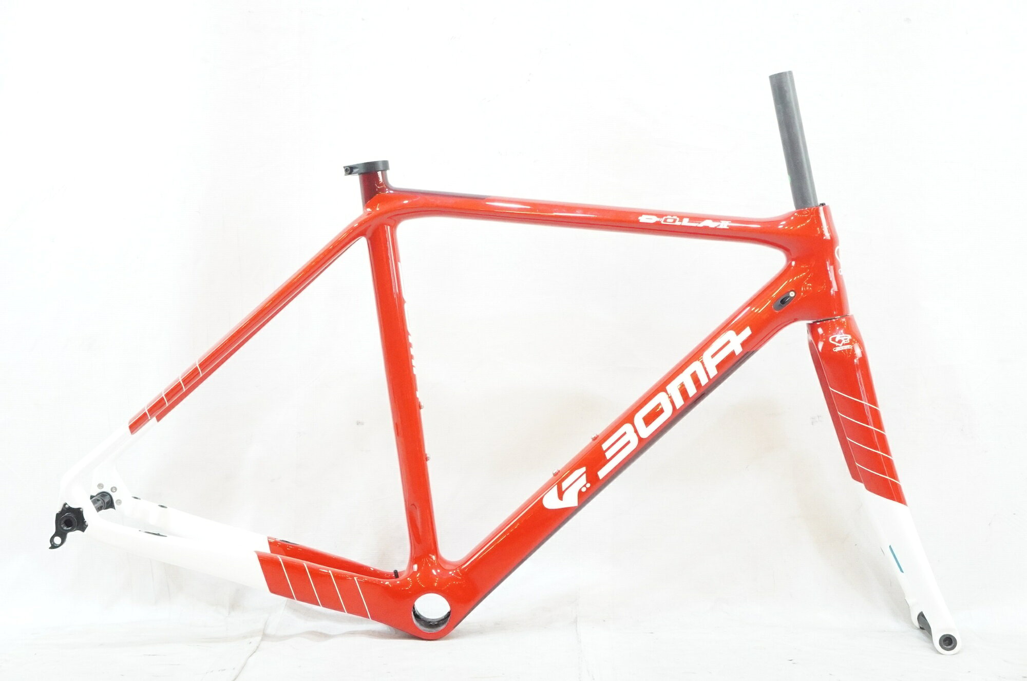 ■商品情報 サイズ：M トップ長(C-C)：約540mm (実測値) シート長(C-T)：約535mm (実測値) ヘッド長：約133mm (実測値) 適応身長：約170-175cm (目安) 重量：約1800g フレーム：カーボン フォーク：カーボン ジャンル：シクロクロス コラム長：約164mm エンド幅 F：100mm エンド幅 R：142mm 対応ブレーキ：ディスクブレーキ(フラットマウント) ホイールサイズ：700c BB規格： シートポスト径：31.6mm その他付属品：なし (掲載されている画像の物が全てになります) ■状態 ヘッドパーツが欠品しております。 ■注意事項【在庫について】 在庫管理は細心の注意を払い行なっておりますが、システムの都合により在庫有と表記の商品につきましても、実在庫の反映との時間差により在庫が無い場合がございます。弊社はそれに伴う全てにおいて一切の責任は負いかねます事、何卒ご了承くださいませ。ご注文頂きました商品のご用意が出来かねました場合は、お電話とメールにてキャンセルご承諾お願いのご連絡をさせて頂きます。【掲載画像について】撮影方法やお客様の閲覧環境により、実際の商品とは違った色の見え方となる場合がございます。上記理由による返品、変更、キャンセルは一切お受け致しかねますまたシステム等の不備により、商品ページに別商品が含まれている、別カラー・仕様が掲載されている、商品情報に誤表記がある場合がございますご不明点がございましたら必ずご注文前にお問い合わせくださいませ。