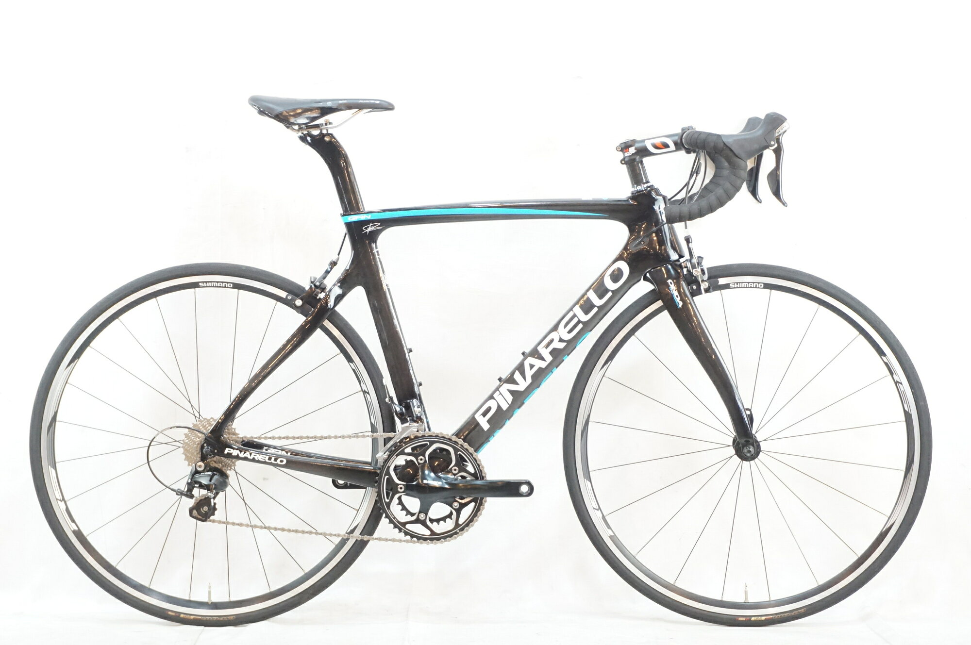 ■商品情報 メーカーサイズ:530 シートチューブ(C-T):525mm トップチューブ(C-C):545mm(ホリゾンタル換算) 適応身長:170-180cm(目安) 重量:約8.3kg フレーム材質:カーボン フロントフォーク:カーボン メインコンポ:SHIMANO 105 5800 クランク:50-34T 170mm スプロケット:SHIMANO 105 5800 11-28T シートポスト:専用 ハンドル:400mm ステム:110mm サドル:FIZIK ALIANTE VS タイヤ:700x25C 変速段数:2x11 付属品:なし(ペダル付属なし) ■状態 多少の傷がございますが使用感は少なく、非常に良好な状態でございます。 なるべく実際の色味に近づけておりますが、閲覧する環境によって色味が異なる場合がございます。 ■注意事項【在庫について】 在庫管理は細心の注意を払い行なっておりますが、システムの都合により在庫有と表記の商品につきましても、実在庫の反映との時間差により在庫が無い場合がございます。弊社はそれに伴う全てにおいて一切の責任は負いかねます事、何卒ご了承くださいませ。ご注文頂きました商品のご用意が出来かねました場合は、お電話とメールにてキャンセルご承諾お願いのご連絡をさせて頂きます。【掲載画像について】撮影方法やお客様の閲覧環境により、実際の商品とは違った色の見え方となる場合がございます。上記理由による返品、変更、キャンセルは一切お受け致しかねますまたシステム等の不備により、商品ページに別商品が含まれている、別カラー・仕様が掲載されている、商品情報に誤表記がある場合がございますご不明点がございましたら必ずご注文前にお問い合わせくださいませ。