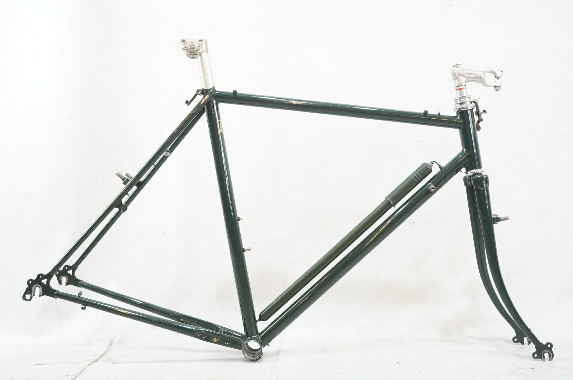 ■商品情報 メーカーサイズ：不明 トップチューブ(C-C)：約520mm(ホリゾンタル換算) シートチューブ(C-T)：約530mm 適応身長： (目安身長 約165-175cm) 重量：約3700(実測値、画像の状態) フレーム素材：クロモリ フォーク素材：クロモリ タイプ：ランドナー エンド幅F：99mm(実寸) エンド幅R：119mm(実寸) 対応ブレーキ：リムブレーキ ホイールサイズ： 650A シートポスト：26.2 ステム：フレンチ規格 22.0 BB：JIS/68 ■状態 ・使用に伴う傷、スレ、汚れがございます。 ・恐らく再塗装品になります。 ■付属品 ・なし(画像に写っているものがすべてになります。)【【 ■注意事項【在庫について】 在庫管理は細心の注意を払い行なっておりますが、システムの都合により在庫有と表記の商品につきましても、実在庫の反映との時間差により在庫が無い場合がございます。弊社はそれに伴う全てにおいて一切の責任は負いかねます事、何卒ご了承くださいませ。ご注文頂きました商品のご用意が出来かねました場合は、お電話とメールにてキャンセルご承諾お願いのご連絡をさせて頂きます。【掲載画像について】撮影方法やお客様の閲覧環境により、実際の商品とは違った色の見え方となる場合がございます。上記理由による返品、変更、キャンセルは一切お受け致しかねますまたシステム等の不備により、商品ページに別商品が含まれている、別カラー・仕様が掲載されている、商品情報に誤表記がある場合がございますご不明点がございましたら必ずご注文前にお問い合わせくださいませ。
