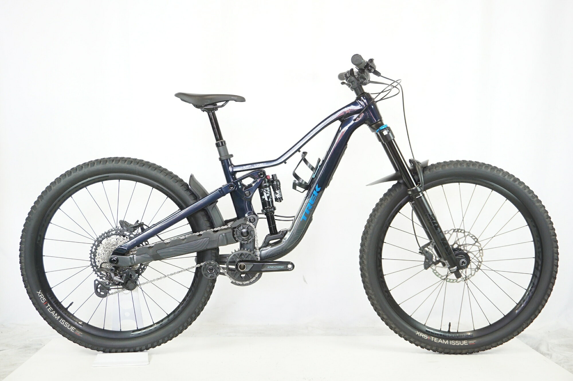 ■商品情報 メーカーサイズ:S シートチューブ(C-T):390mm トップチューブ(C-C):562mm(ホリゾンタル換算) 適応身長:155-165cm(目安) 重量:約16.6kg フレーム材質:アルミ フロントフォーク:サスペンション レバー:SHIMANO XT M8100 リアディレイラー:SHIMANO XT M8100 ブレーキ:SHIMANO M6120 クランク:SHIMANO M6120 30T 165mm スプロケット:SHIMANO XT M8100 10-51T シートポスト:純正ドロッパー ハンドル:純正 820mm ステム:純正 35mm サドル:純正 ホイール:純正 タイヤ:27.5x2.50 変速段数:1x12 付属品:なし(ペダル付属なし) ■状態 ・整備済みの車体でございます。 ・使用に伴う傷等はございますが、各部動作良好な状態です。■配送方法 ※アートセッティングデリバリー家財おまかせ便での配送となります。 ■注意事項【在庫について】 在庫管理は細心の注意を払い行なっておりますが、システムの都合により在庫有と表記の商品につきましても、実在庫の反映との時間差により在庫が無い場合がございます。弊社はそれに伴う全てにおいて一切の責任は負いかねます事、何卒ご了承くださいませ。ご注文頂きました商品のご用意が出来かねました場合は、お電話とメールにてキャンセルご承諾お願いのご連絡をさせて頂きます。【掲載画像について】撮影方法やお客様の閲覧環境により、実際の商品とは違った色の見え方となる場合がございます。上記理由による返品、変更、キャンセルは一切お受け致しかねますまたシステム等の不備により、商品ページに別商品が含まれている、別カラー・仕様が掲載されている、商品情報に誤表記がある場合がございますご不明点がございましたら必ずご注文前にお問い合わせくださいませ。