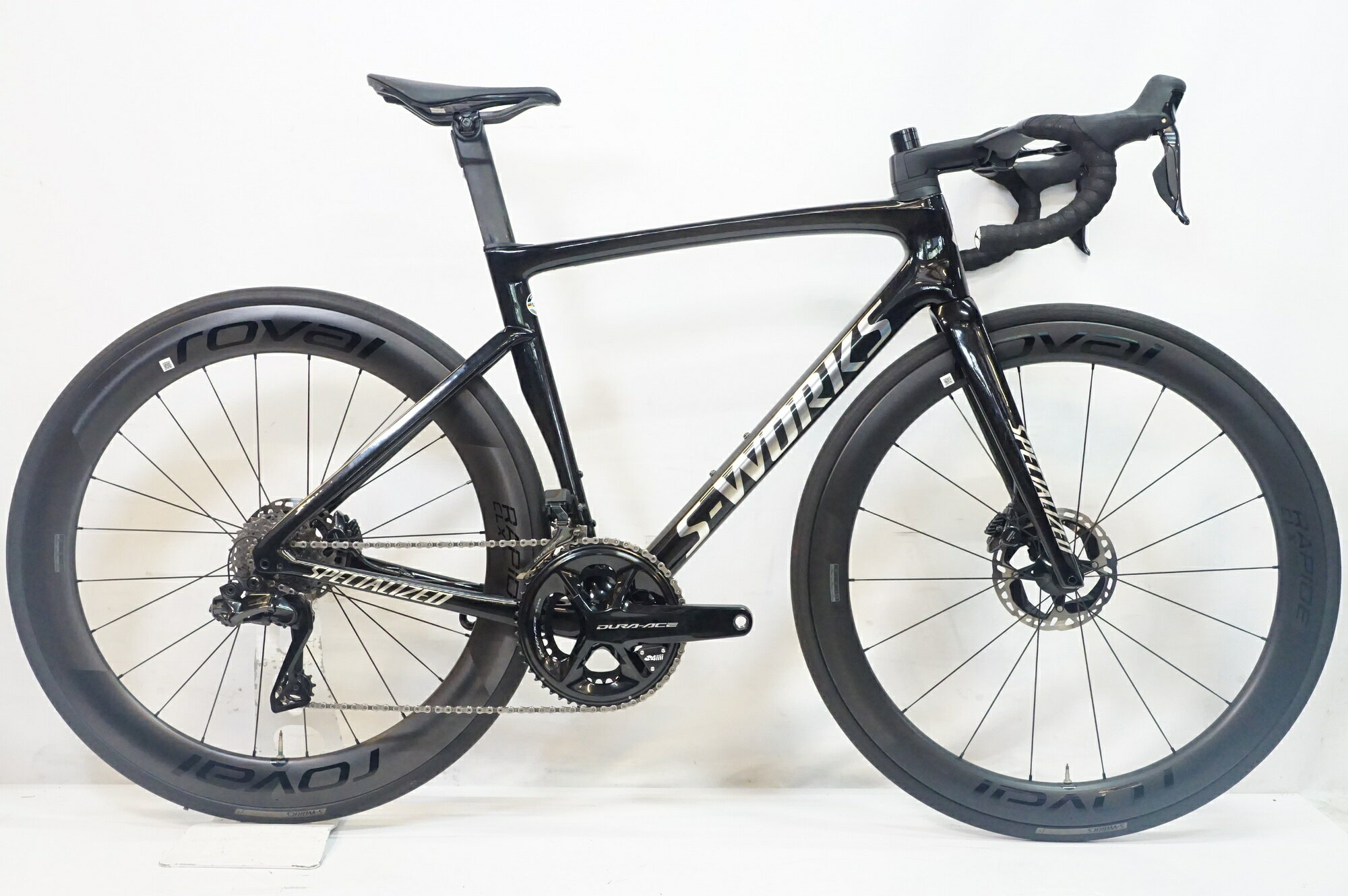 ■商品情報 メーカーサイズ:54 シートチューブ(C-T): 475mm トップチューブ(C-C):541mm(ホリゾンタル換算) 適応身長:170-175cm(目安) 重量:約7kg フレーム/フォーク材質:カーボン メインコンポ:SHIMANO DURA-ACE R9270 クランク:SHIMANO DURA-ACE R9270 4III パワーメーター 52-36T 172.5mm スプロケット:11-30T シートポスト:専用 ハンドル:420mm ステム:120mm ペダル 付属:なし ホイール:ROVAL RAPIDE CLX タイヤ:700x25c 変速段数:2x12 ■付属品 コラムスペーサー コンピューターマウント パワーメータースモールパーツ ■状態 タイヤに若干の劣化がございます。 ブリーディングし直し、ブレーキパッドとバーテープを新品に交換しております。 目立つ傷のない、比較的状態の良い車体となっております。 ■注意事項【在庫について】 在庫管理は細心の注意を払い行なっておりますが、システムの都合により在庫有と表記の商品につきましても、実在庫の反映との時間差により在庫が無い場合がございます。弊社はそれに伴う全てにおいて一切の責任は負いかねます事、何卒ご了承くださいませ。ご注文頂きました商品のご用意が出来かねました場合は、お電話とメールにてキャンセルご承諾お願いのご連絡をさせて頂きます。【掲載画像について】撮影方法やお客様の閲覧環境により、実際の商品とは違った色の見え方となる場合がございます。上記理由による返品、変更、キャンセルは一切お受け致しかねますまたシステム等の不備により、商品ページに別商品が含まれている、別カラー・仕様が掲載されている、商品情報に誤表記がある場合がございますご不明点がございましたら必ずご注文前にお問い合わせくださいませ。