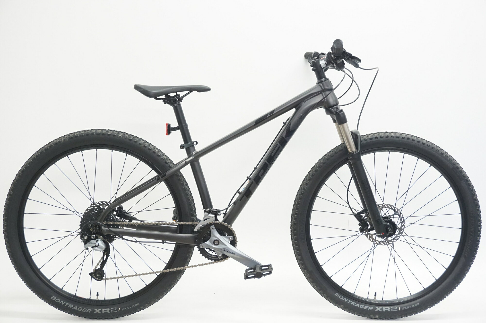 ■商品情報 メーカーサイズ:S シートチューブ(C-T): 370mm(実測) トップチューブ(C-C):560mm(ホリゾンタル換算) 適応身長:155-165cm(目安) 重量:約13.4kg フレーム材質:アルミ フォーク:サスペンション レバー:SHIMANO フロントディレイラー:SHIMANO リアディレイラー:SHIMANO ブレーキ:SRAM クランク:SHIMANO 36-22T 170mm スプロケット:SHIMANO 11-36T シートポスト:純正 31.6mm ハンドル:純正 730mm ステム:純正 60mm サドル:BONTRAGER ARVADA ホイール:BONTRAGER CONECTION タイヤ:27.5×2.20 変速段数:2x9 付属品:ペダル ■状態 使用に伴うキズやヨゴレ、使用感がございますが、動作正常です サスペンションに白サビのようなものが付着しており、作動時に擦れるような音がございます。 ■配送方法 ※アートセッティングデリバリー家財おまかせ便での配送となります。 ■注意事項【在庫について】 在庫管理は細心の注意を払い行なっておりますが、システムの都合により在庫有と表記の商品につきましても、実在庫の反映との時間差により在庫が無い場合がございます。弊社はそれに伴う全てにおいて一切の責任は負いかねます事、何卒ご了承くださいませ。ご注文頂きました商品のご用意が出来かねました場合は、お電話とメールにてキャンセルご承諾お願いのご連絡をさせて頂きます。【掲載画像について】撮影方法やお客様の閲覧環境により、実際の商品とは違った色の見え方となる場合がございます。上記理由による返品、変更、キャンセルは一切お受け致しかねますまたシステム等の不備により、商品ページに別商品が含まれている、別カラー・仕様が掲載されている、商品情報に誤表記がある場合がございますご不明点がございましたら必ずご注文前にお問い合わせくださいませ。