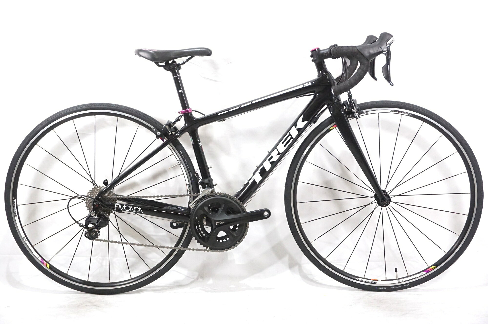 ■商品情報 メーカーサイズ:44 シートチューブ(C-T): 420mm トップチューブ(C-C):490mm(ホリゾンタル換算) 適応身長:155-165cm(目安) 重量:約8.8kg フレーム材質:アルミ フロントフォーク:カーボン レバー:SHIMANO 105 5800 フロントディレイラー:SHIMANO 105 5800 リアディレイラー:SHIMANO 105 5800 ブレーキ:SHIMANO 105 5800 クランク:SHIMANO 105 5800 50-34T 165mm スプロケット:SHIMANO 105 5800 11-28T シートポスト:BONTRAGER 27.2mm ハンドル:BONTRAGER 390mm ステム:BONTRAGER 70mm サドル:BONTRAGER ホイール:BONTRAGER タイヤ:700x25C 変速段数:2x11 付属品:なし(ペダル付属なし) ■状態 使用に伴うキズやヨゴレがございます。 サドルに日焼け、色褪せあり ホイールリムに欠けキズあり FDの調整ボルトに錆がございます。 ■注意事項【在庫について】 在庫管理は細心の注意を払い行なっておりますが、システムの都合により在庫有と表記の商品につきましても、実在庫の反映との時間差により在庫が無い場合がございます。弊社はそれに伴う全てにおいて一切の責任は負いかねます事、何卒ご了承くださいませ。ご注文頂きました商品のご用意が出来かねました場合は、お電話とメールにてキャンセルご承諾お願いのご連絡をさせて頂きます。【掲載画像について】撮影方法やお客様の閲覧環境により、実際の商品とは違った色の見え方となる場合がございます。上記理由による返品、変更、キャンセルは一切お受け致しかねますまたシステム等の不備により、商品ページに別商品が含まれている、別カラー・仕様が掲載されている、商品情報に誤表記がある場合がございますご不明点がございましたら必ずご注文前にお問い合わせくださいませ。