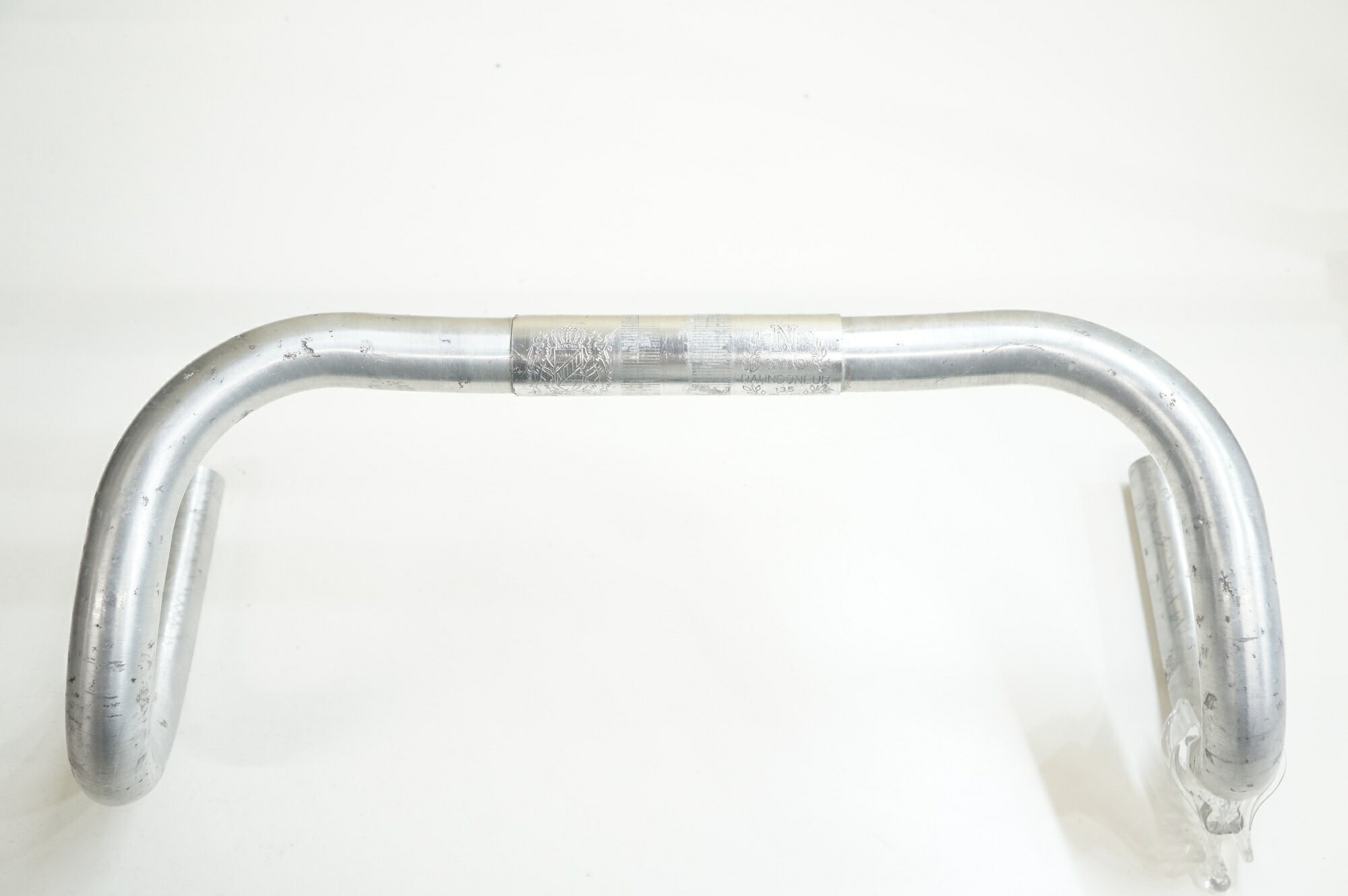 ■詳細・ハンドル幅(C-C)：370mm・クランプ径：25.4mm■状態・使用に伴う小キズ、ヨゴレ等がございます。【付属品】※画像に掲載している物で全てでございます。※商品の一部でも画像に無いものは欠品となり、返品返金は致しかねます為ご注意ください。　 ■注意事項【在庫について】 在庫管理は細心の注意を払い行なっておりますが、システムの都合により在庫有と表記の商品につきましても、実在庫の反映との時間差により在庫が無い場合がございます。弊社はそれに伴う全てにおいて一切の責任は負いかねます事、何卒ご了承くださいませ。ご注文頂きました商品のご用意が出来かねました場合は、お電話とメールにてキャンセルご承諾お願いのご連絡をさせて頂きます。【掲載画像について】撮影方法やお客様の閲覧環境により、実際の商品とは違った色の見え方となる場合がございます。上記理由による返品、変更、キャンセルは一切お受け致しかねますまたシステム等の不備により、商品ページに別商品が含まれている、別カラー・仕様が掲載されている、商品情報に誤表記がある場合がございますご不明点がございましたら必ずご注文前にお問い合わせくださいませ。