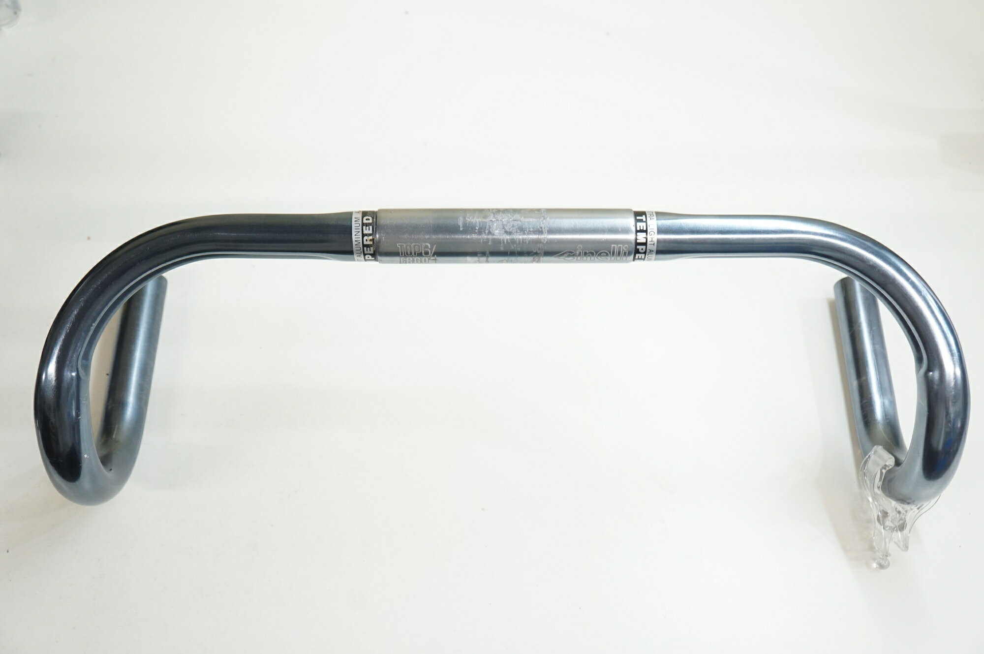 ■詳細・ハンドル幅(C-C)：420mm・クランプ径：26.4mm■状態・使用に伴う小キズ、ヨゴレ等がございます。【付属品】※画像に掲載している物で全てでございます。※商品の一部でも画像に無いものは欠品となり、返品返金は致しかねます為ご注意ください。　 ■注意事項【在庫について】 在庫管理は細心の注意を払い行なっておりますが、システムの都合により在庫有と表記の商品につきましても、実在庫の反映との時間差により在庫が無い場合がございます。弊社はそれに伴う全てにおいて一切の責任は負いかねます事、何卒ご了承くださいませ。ご注文頂きました商品のご用意が出来かねました場合は、お電話とメールにてキャンセルご承諾お願いのご連絡をさせて頂きます。【掲載画像について】撮影方法やお客様の閲覧環境により、実際の商品とは違った色の見え方となる場合がございます。上記理由による返品、変更、キャンセルは一切お受け致しかねますまたシステム等の不備により、商品ページに別商品が含まれている、別カラー・仕様が掲載されている、商品情報に誤表記がある場合がございますご不明点がございましたら必ずご注文前にお問い合わせくださいませ。