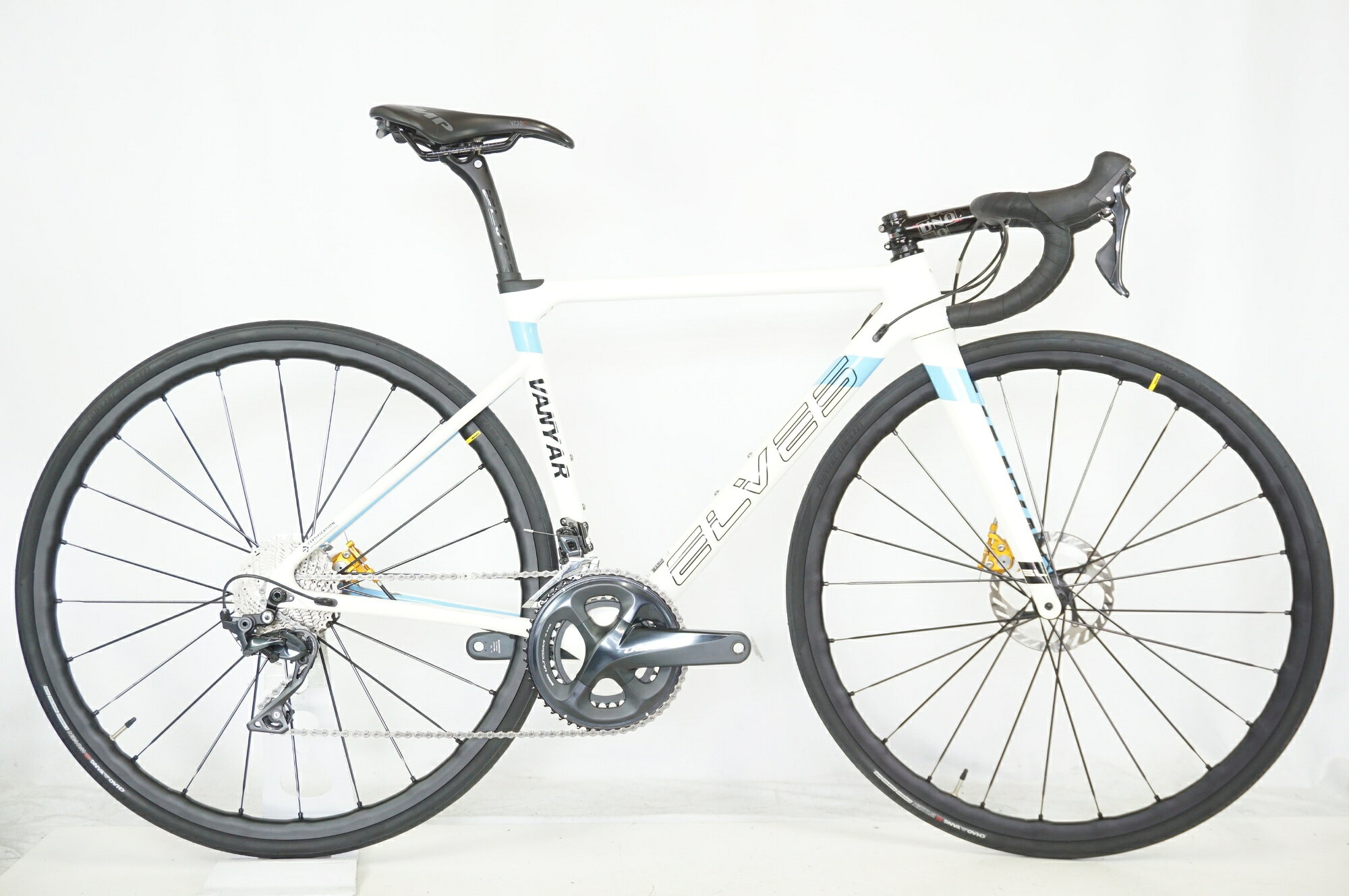 ■商品情報 メーカーサイズ:M シートチューブ(C-T):480mm トップチューブ(C-C):512mm(ホリゾンタル換算) 適応身長:163-172cm(目安) 重量:約7.9kg フレーム材質:カーボン フロントフォーク:カーボン レバー:SHIMANO ULTEGRA R8000 フロントディレイラー:SHIMANO ULTEGRA R8000 リアディレイラー:SHIMANO ULTEGRA R8000 ブレーキ:GROWTAC EQUAL クランク:SHIMANO ULTEGRA R8000 50-34T 165mm スプロケット:SHIMANO CS-HG800 11-34T シートポスト:純正 27.2mm ハンドル:PRO 380mm ステム:UNO 120mm サドル:SELLE SMP ホイール:MAVIC KSYRIUM SL DCL UST タイヤ:700x28c 変速段数:2x11 付属品:なし(ペダル付属なし) ■状態 ・整備済みの車体でございます。 ・使用に伴う傷等はございますが、各部動作良好な状態です。 ・タイヤを新品に交換済みです。 ・ボルト類に錆がございます。 ・リアエンド内側にキズがございます。 ※掲載画像以外にもキズや汚れはございますが、写真の掲載可能枚数の都合上、目立つ箇所を優先的に抜粋しております。 ■注意事項【在庫について】 在庫管理は細心の注意を払い行なっておりますが、システムの都合により在庫有と表記の商品につきましても、実在庫の反映との時間差により在庫が無い場合がございます。弊社はそれに伴う全てにおいて一切の責任は負いかねます事、何卒ご了承くださいませ。ご注文頂きました商品のご用意が出来かねました場合は、お電話とメールにてキャンセルご承諾お願いのご連絡をさせて頂きます。【掲載画像について】撮影方法やお客様の閲覧環境により、実際の商品とは違った色の見え方となる場合がございます。上記理由による返品、変更、キャンセルは一切お受け致しかねますまたシステム等の不備により、商品ページに別商品が含まれている、別カラー・仕様が掲載されている、商品情報に誤表記がある場合がございますご不明点がございましたら必ずご注文前にお問い合わせくださいませ。