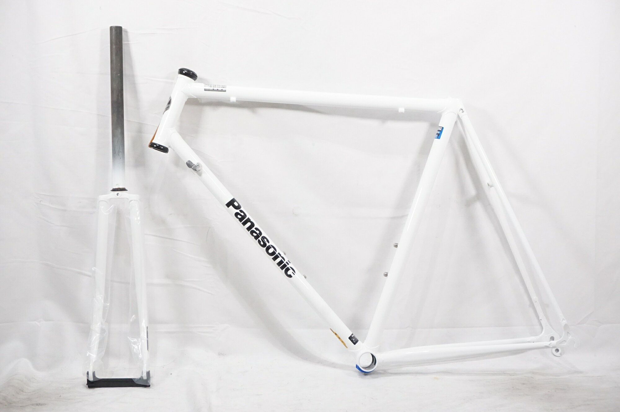 ■商品情報 メーカーサイズ:55 シートチューブ(C-T): 565mm トップチューブ(C-C):550mm(ホリゾンタル換算) 適応身長:175-184cm(目安) 重量:約2.95kg フレーム材質:クロモリ フロントフォーク:クロモリ 付属品:グリス、ヘッドパーツ ■状態 使用に伴うキズやヨゴレがございますが、全体的に使用感は少なく状態良好です。 ■付属品 ※画像に掲載している物で全てでございます。 ※画像にないものは欠品となりますためご注意ください。 ※掲載画像以外にもキズや汚れはございますが、写真の掲載可能枚数の都合上、目立つ箇所を優先的に抜粋しております。 ■注意事項【在庫について】 在庫管理は細心の注意を払い行なっておりますが、システムの都合により在庫有と表記の商品につきましても、実在庫の反映との時間差により在庫が無い場合がございます。弊社はそれに伴う全てにおいて一切の責任は負いかねます事、何卒ご了承くださいませ。ご注文頂きました商品のご用意が出来かねました場合は、お電話とメールにてキャンセルご承諾お願いのご連絡をさせて頂きます。【掲載画像について】撮影方法やお客様の閲覧環境により、実際の商品とは違った色の見え方となる場合がございます。上記理由による返品、変更、キャンセルは一切お受け致しかねますまたシステム等の不備により、商品ページに別商品が含まれている、別カラー・仕様が掲載されている、商品情報に誤表記がある場合がございますご不明点がございましたら必ずご注文前にお問い合わせくださいませ。