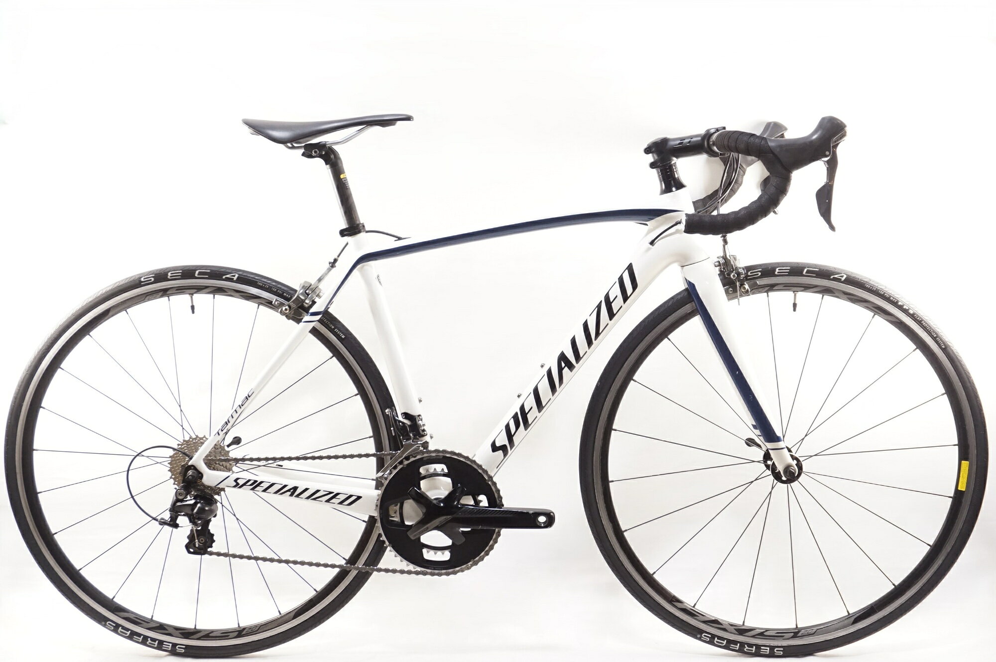 ■商品情報メーカーサイズ:52cmシートチューブ(C-T): 490mmトップチューブ(C-C):537mm(ホリゾンタル換算)適応身長:163-170cm(目安)重量:約8.73kgフレーム材質:カーボンフロントフォーク:カーボンレバー:SHIMANO 105 5800フロントディレイラー:SHIMANO 105 5800リアディレイラー:SHIMANO 105 5800ブレーキ:AXIS 2.0クランク:FSA Gossamer Pro 52-36T 170mmスプロケット:SHIMANO 105 5800 11-28Tシートポスト:SPECIALIZED 27.2mmハンドル:SPECIALIZED 420mmステム:SPECIALIZED 90mmサドル:SPECIALIZEDホイール:AXIS 2.0タイヤ:700x25C変速段数:2x11付属品:なし(ペダル付属なし)■状態使用に伴うキズやヨゴレがございますが、比較的状態良好です。シートステー、チェーンステー、クランクにキズがございます。STIレバー左右のネームプレートにキズがございます。■注意事項【在庫について】 在庫管理は細心の注意を払い行なっておりますが、システムの都合により在庫有と表記の商品につきましても、実在庫の反映との時間差により在庫が無い場合がございます。弊社はそれに伴う全てにおいて一切の責任は負いかねます事、何卒ご了承くださいませ。ご注文頂きました商品のご用意が出来かねました場合は、お電話とメールにてキャンセルご承諾お願いのご連絡をさせて頂きます。【掲載画像について】撮影方法やお客様の閲覧環境により、実際の商品とは違った色の見え方となる場合がございます。上記理由による返品、変更、キャンセルは一切お受け致しかねますまたシステム等の不備により、商品ページに別商品が含まれている、別カラー・仕様が掲載されている、商品情報に誤表記がある場合がございますご不明点がございましたら必ずご注文前にお問い合わせくださいませ。