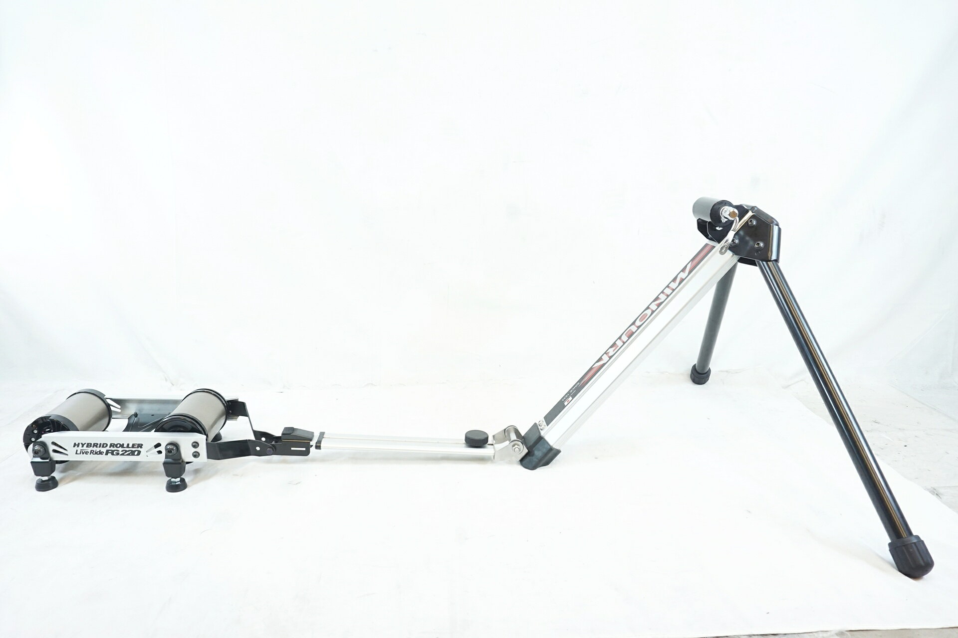 ■商品情報・MINOURA LIVE RIDE FG220・サイクルトレーナー・固定方法：クイックリリース 9mm、スルーアクスル 15mm・負荷調整：ON・OFFの2段階調整・ホイールベース：930mm-1,200mm・対応タイヤサイズ：26インチ-29インチ （装着時水平は700Cのみ）・折り畳み機構付き■状態・使用に伴う傷や汚れがございますが、中古品としては良好な状態です。・説明書が付属いたしますが、汚れやシミが目立ちます。・動作確認済みですので、問題なくご使用いただけます。■付属品・説明書・専用収納袋※画像に掲載している物で全てでございます。※掲載画像以外にもキズや汚れはございますが、写真の掲載可能枚数の都合上、目立つ箇所を優先的に抜粋しております。 ■注意事項【在庫について】 在庫管理は細心の注意を払い行なっておりますが、システムの都合により在庫有と表記の商品につきましても、実在庫の反映との時間差により在庫が無い場合がございます。弊社はそれに伴う全てにおいて一切の責任は負いかねます事、何卒ご了承くださいませ。ご注文頂きました商品のご用意が出来かねました場合は、お電話とメールにてキャンセルご承諾お願いのご連絡をさせて頂きます。【掲載画像について】撮影方法やお客様の閲覧環境により、実際の商品とは違った色の見え方となる場合がございます。上記理由による返品、変更、キャンセルは一切お受け致しかねますまたシステム等の不備により、商品ページに別商品が含まれている、別カラー・仕様が掲載されている、商品情報に誤表記がある場合がございますご不明点がございましたら必ずご注文前にお問い合わせくださいませ。