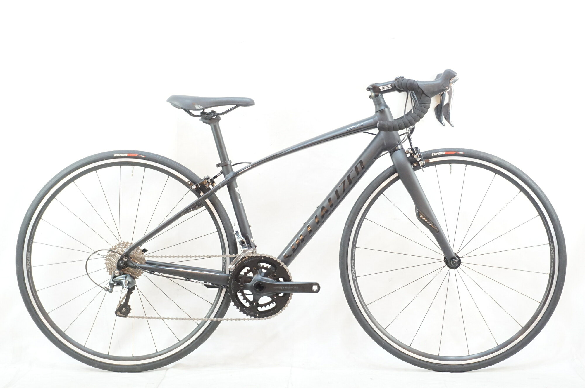 ■商品情報 メーカーサイズ:48 シートチューブ(C-T):392mm トップチューブ(C-C):517mm(ホリゾンタル換算) 適応身長:152-160cm(目安) 重量:約9.2kg フレーム材質:アルミ フロントフォーク:カーボン レバー:SHIMANO TIAGRA 4700 クランク:48-32T 165mm スプロケット:11-32T シートポスト:27.2mm ハンドル:380mm ステム:80mm 変速段数:2x10 付属品:なし(ペダル付属なし) ■状態 使用に伴うキズやヨゴレがございます。 バーテープに汚れがございます。 ボルト類、左右レバーに僅かなサビがございます。 ■注意事項【在庫について】 在庫管理は細心の注意を払い行なっておりますが、システムの都合により在庫有と表記の商品につきましても、実在庫の反映との時間差により在庫が無い場合がございます。弊社はそれに伴う全てにおいて一切の責任は負いかねます事、何卒ご了承くださいませ。ご注文頂きました商品のご用意が出来かねました場合は、お電話とメールにてキャンセルご承諾お願いのご連絡をさせて頂きます。【掲載画像について】撮影方法やお客様の閲覧環境により、実際の商品とは違った色の見え方となる場合がございます。上記理由による返品、変更、キャンセルは一切お受け致しかねますまたシステム等の不備により、商品ページに別商品が含まれている、別カラー・仕様が掲載されている、商品情報に誤表記がある場合がございますご不明点がございましたら必ずご注文前にお問い合わせくださいませ。