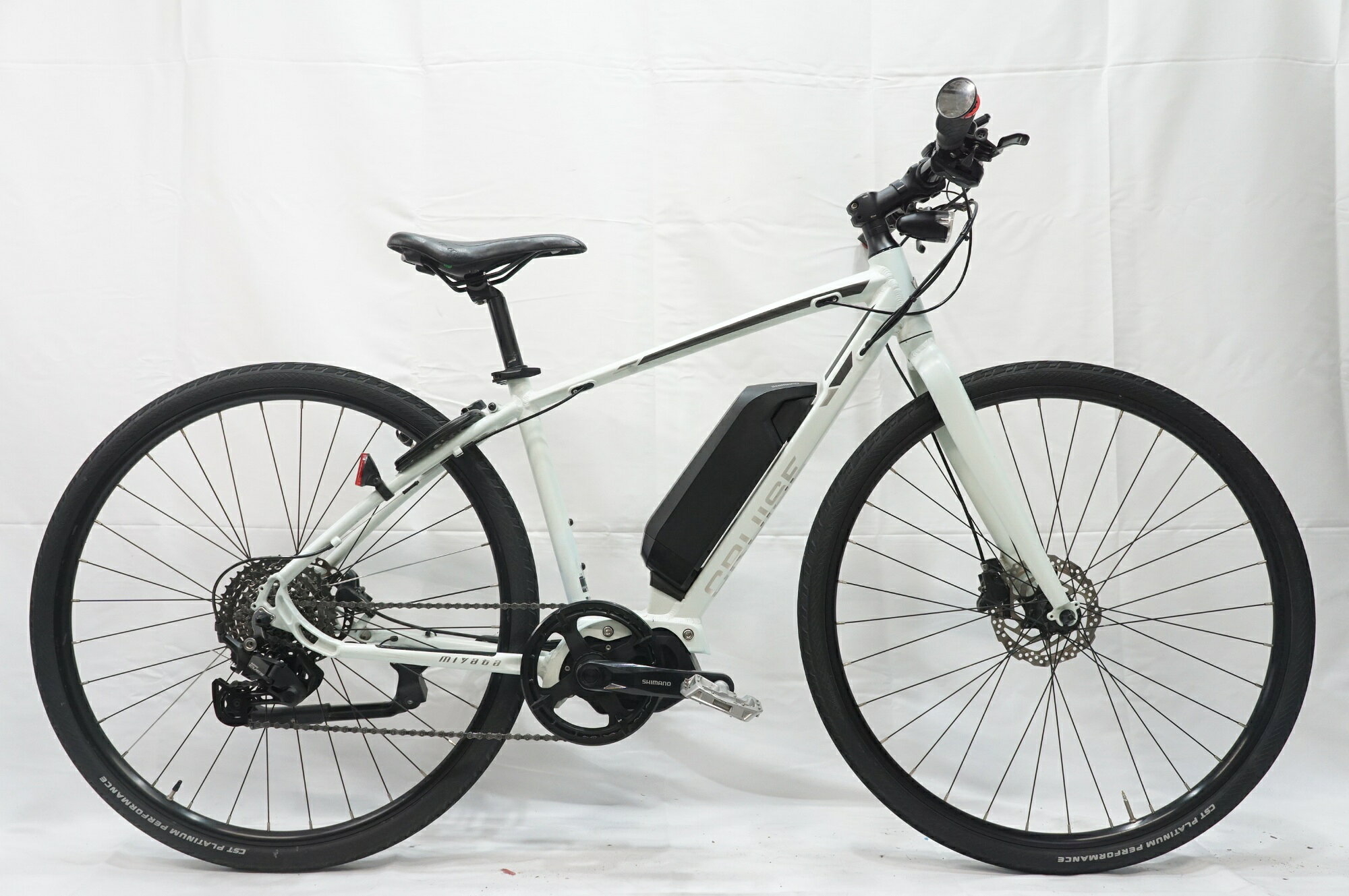 ■商品情報メーカーサイズ:430シートチューブ(C-T): 430mmトップチューブ(C-C):566mm(ホリゾンタル換算)適応身長:155-175cm以上(目安)重量:約19kgタイヤサイズ:700×35cバッテリー容量:10.9補助走行距離:約105充電時間:約4時間変速段数:外装9段■付属品カギ:2本充電器:あり取り扱い説明書:ありその他付属品:予備バッテリー■状態使用に伴うキズやヨゴレがございます。レバーやハンドルに日焼けや錆がございます。ヘッドパーツにガタつきがございます。ディスプレイに割れがございます。■配送方法 ※アートセッティングデリバリー家財おまかせ便便での配送となります。 ■注意事項【在庫について】 在庫管理は細心の注意を払い行なっておりますが、システムの都合により在庫有と表記の商品につきましても、実在庫の反映との時間差により在庫が無い場合がございます。弊社はそれに伴う全てにおいて一切の責任は負いかねます事、何卒ご了承くださいませ。ご注文頂きました商品のご用意が出来かねました場合は、お電話とメールにてキャンセルご承諾お願いのご連絡をさせて頂きます。【掲載画像について】撮影方法やお客様の閲覧環境により、実際の商品とは違った色の見え方となる場合がございます。上記理由による返品、変更、キャンセルは一切お受け致しかねますまたシステム等の不備により、商品ページに別商品が含まれている、別カラー・仕様が掲載されている、商品情報に誤表記がある場合がございますご不明点がございましたら必ずご注文前にお問い合わせくださいませ。