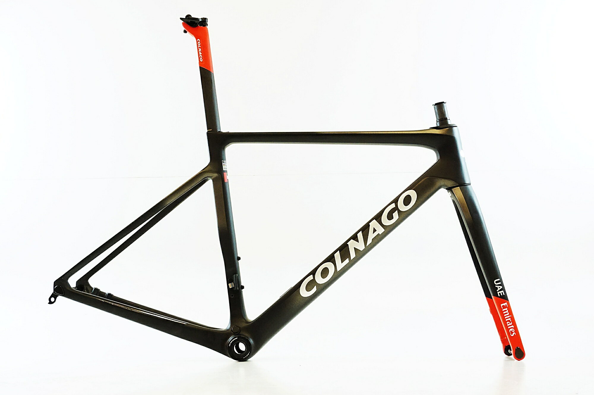 ■商品情報 メーカーサイズ：485 シートチューブ(C-T):485mm トップチューブ(C-C):535mm 適応身長:約165-175cm(目安) 重量：約1.75kg フレーム材質：カーボン フロントフォーク：カーボン ジャンル：ロード コラム長：約50mm エンド幅 F：100mm(スルーアクスルφ12) エンド幅 R：142mm(スルーアクスルφ12) 対応ブレーキ：油圧DISC ホイールサイズ：700c BB：CERAMICSPEED T47 for SHIMANO 付属品：なし カラー：UAE チーム エミレーツ ■状態 ・使用に伴うキズがございますが、中古品として良好な状態でございます。 ・掲載画像以外にも細かい傷や多少の汚れがございます。 ・画像は閲覧する環境によって色が異なる場合がございます。 ■注意事項【在庫について】 在庫管理は細心の注意を払い行なっておりますが、システムの都合により在庫有と表記の商品につきましても、実在庫の反映との時間差により在庫が無い場合がございます。弊社はそれに伴う全てにおいて一切の責任は負いかねます事、何卒ご了承くださいませ。ご注文頂きました商品のご用意が出来かねました場合は、お電話とメールにてキャンセルご承諾お願いのご連絡をさせて頂きます。【掲載画像について】撮影方法やお客様の閲覧環境により、実際の商品とは違った色の見え方となる場合がございます。上記理由による返品、変更、キャンセルは一切お受け致しかねますまたシステム等の不備により、商品ページに別商品が含まれている、別カラー・仕様が掲載されている、商品情報に誤表記がある場合がございますご不明点がございましたら必ずご注文前にお問い合わせくださいませ。
