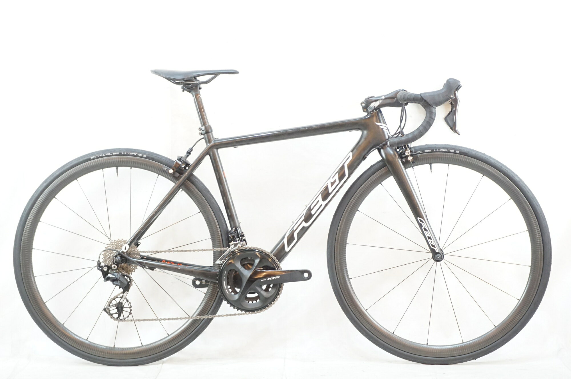 ■商品情報 メーカーサイズ:510 シートチューブ(C-T):480mm トップチューブ(C-C):530mm(ホリゾンタル換算) 適応身長:160-175cm(目安) 重量:約7kg フレーム材質:カーボン フロントフォーク:カーボン メインコンポ:SHIMANO 105 R7000 クランク:50-34T 172.5mm スプロケット:11-30T シートポスト:27.2mm ハンドル:400mm ステム:100mm サドル:RAPHA ホイール:EXTRALITE CYBERハブ/ノーブランドリム タイヤ:700x28C 変速段数:2x11 付属品:なし(ペダル付属なし) ■状態 使用に伴うキズやヨゴレ、使用感がございますが、動作に支障はございません。 BB付近にチェーン落ちのキズがございます。 コラムが極端にカットされております。 タイヤは新品に交換しております。 ■注意事項【在庫について】 在庫管理は細心の注意を払い行なっておりますが、システムの都合により在庫有と表記の商品につきましても、実在庫の反映との時間差により在庫が無い場合がございます。弊社はそれに伴う全てにおいて一切の責任は負いかねます事、何卒ご了承くださいませ。ご注文頂きました商品のご用意が出来かねました場合は、お電話とメールにてキャンセルご承諾お願いのご連絡をさせて頂きます。【掲載画像について】撮影方法やお客様の閲覧環境により、実際の商品とは違った色の見え方となる場合がございます。上記理由による返品、変更、キャンセルは一切お受け致しかねますまたシステム等の不備により、商品ページに別商品が含まれている、別カラー・仕様が掲載されている、商品情報に誤表記がある場合がございますご不明点がございましたら必ずご注文前にお問い合わせくださいませ。