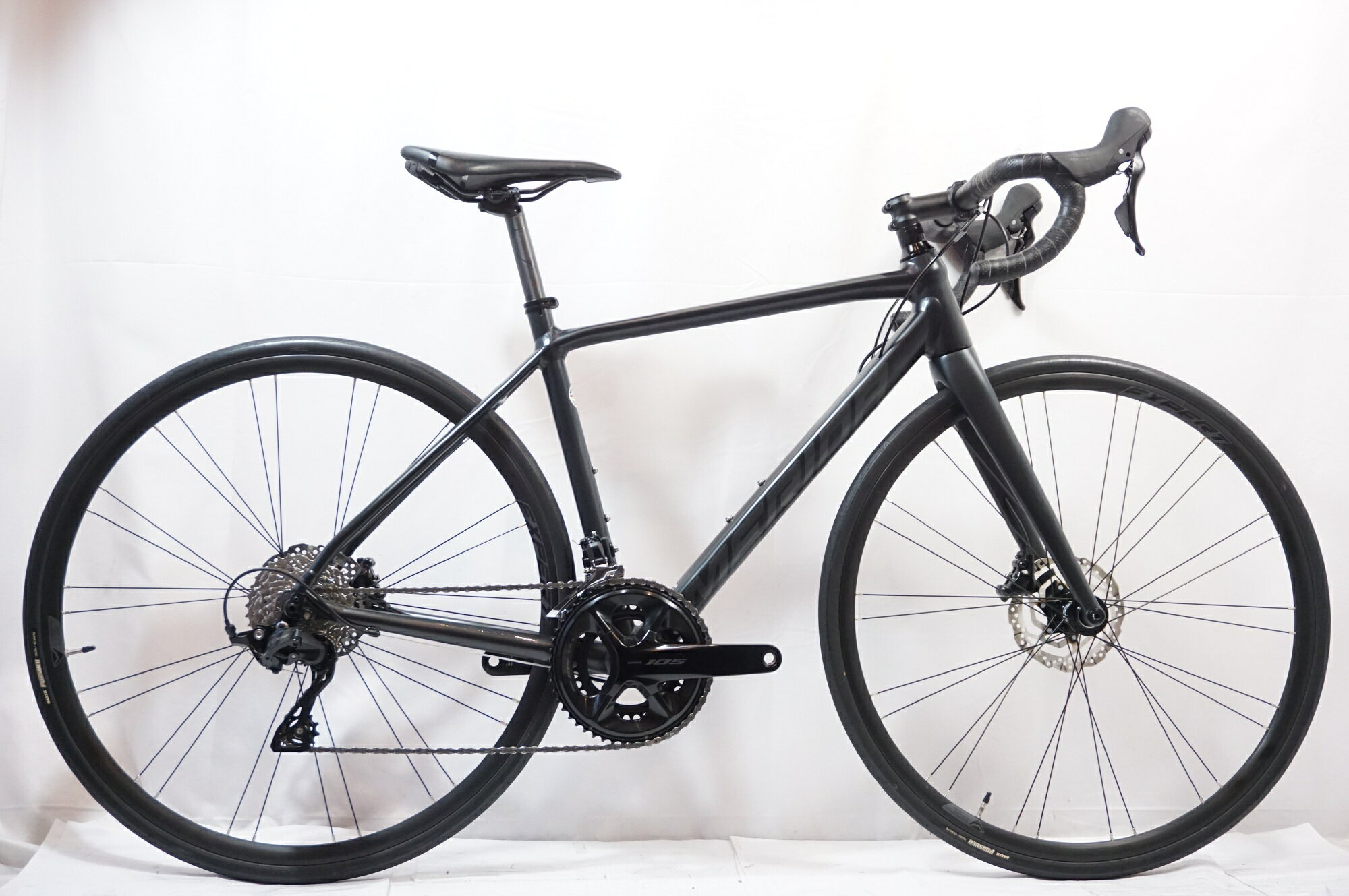 ■商品情報 メーカーサイズ:XS シートチューブ(C-T): 470mm トップチューブ(C-C):520mm(ホリゾンタル換算) 適応身長:160-170cm(目安) 重量:約9.1kg フレーム材質:アルミ フロントフォーク:カーボン メインコンポ:SHIMANO 105 R7120 クランク:50-34T 170mm スプロケット:11-34T シートポスト:27.2mm ハンドル:- 400mm ステム:- 80mm タイヤ:700x25C 変速段数:2x12 付属品:なし(ペダル付属なし) ■状態 使用に伴うキズやヨゴレがございます。 チェーン、ディスクローターに軽度のサビがございます。 ■注意事項【在庫について】 在庫管理は細心の注意を払い行なっておりますが、システムの都合により在庫有と表記の商品につきましても、実在庫の反映との時間差により在庫が無い場合がございます。弊社はそれに伴う全てにおいて一切の責任は負いかねます事、何卒ご了承くださいませ。ご注文頂きました商品のご用意が出来かねました場合は、お電話とメールにてキャンセルご承諾お願いのご連絡をさせて頂きます。【掲載画像について】撮影方法やお客様の閲覧環境により、実際の商品とは違った色の見え方となる場合がございます。上記理由による返品、変更、キャンセルは一切お受け致しかねますまたシステム等の不備により、商品ページに別商品が含まれている、別カラー・仕様が掲載されている、商品情報に誤表記がある場合がございますご不明点がございましたら必ずご注文前にお問い合わせくださいませ。