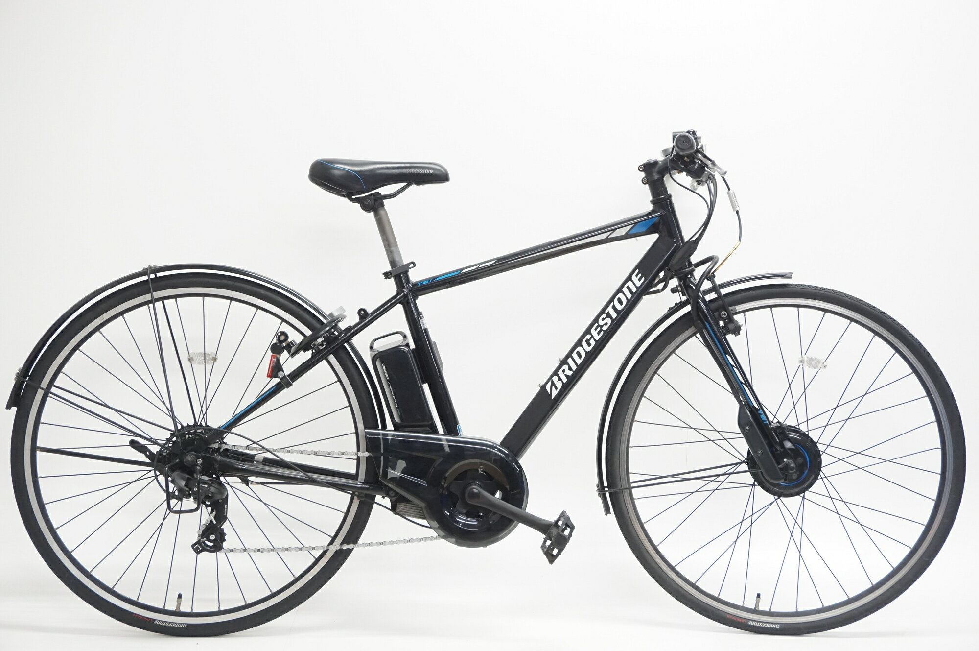 ■商品情報メーカーサイズ:27シートチューブ(C-T): 460mmトップチューブ(C-C):555mm(ホリゾンタル換算)適応身長:151cm以上(目安)重量:約22.5kgタイヤサイズ:27.5インチバッテリー容量:9.6Ah補助走行距離:約54km(オートモード)充電時間:約4時間変速段数:7■バッテリー状態(あくまでも目安の数値となります。)総充電回数(目安):0～50回実容量(目安):100～75%■付属品カギ:2本充電器:あり取り扱い説明書:なしその他付属品:ペダル ベル■状態使用に伴うキズやヨゴレ、使用感がございますが、動作に支障はございません。新品のバッテリーと比較し、アシストの力が弱く感じる場合がございます。アシストの電源モニターのクランク部分に割れがあり、それを補強した痕がございます。走行において致命的なダメージはございません。■配送方法 ※アートセッティングデリバリー家財おまかせ便での配送となります。 ■注意事項【在庫について】 在庫管理は細心の注意を払い行なっておりますが、システムの都合により在庫有と表記の商品につきましても、実在庫の反映との時間差により在庫が無い場合がございます。弊社はそれに伴う全てにおいて一切の責任は負いかねます事、何卒ご了承くださいませ。ご注文頂きました商品のご用意が出来かねました場合は、お電話とメールにてキャンセルご承諾お願いのご連絡をさせて頂きます。【掲載画像について】撮影方法やお客様の閲覧環境により、実際の商品とは違った色の見え方となる場合がございます。上記理由による返品、変更、キャンセルは一切お受け致しかねますまたシステム等の不備により、商品ページに別商品が含まれている、別カラー・仕様が掲載されている、商品情報に誤表記がある場合がございますご不明点がございましたら必ずご注文前にお問い合わせくださいませ。